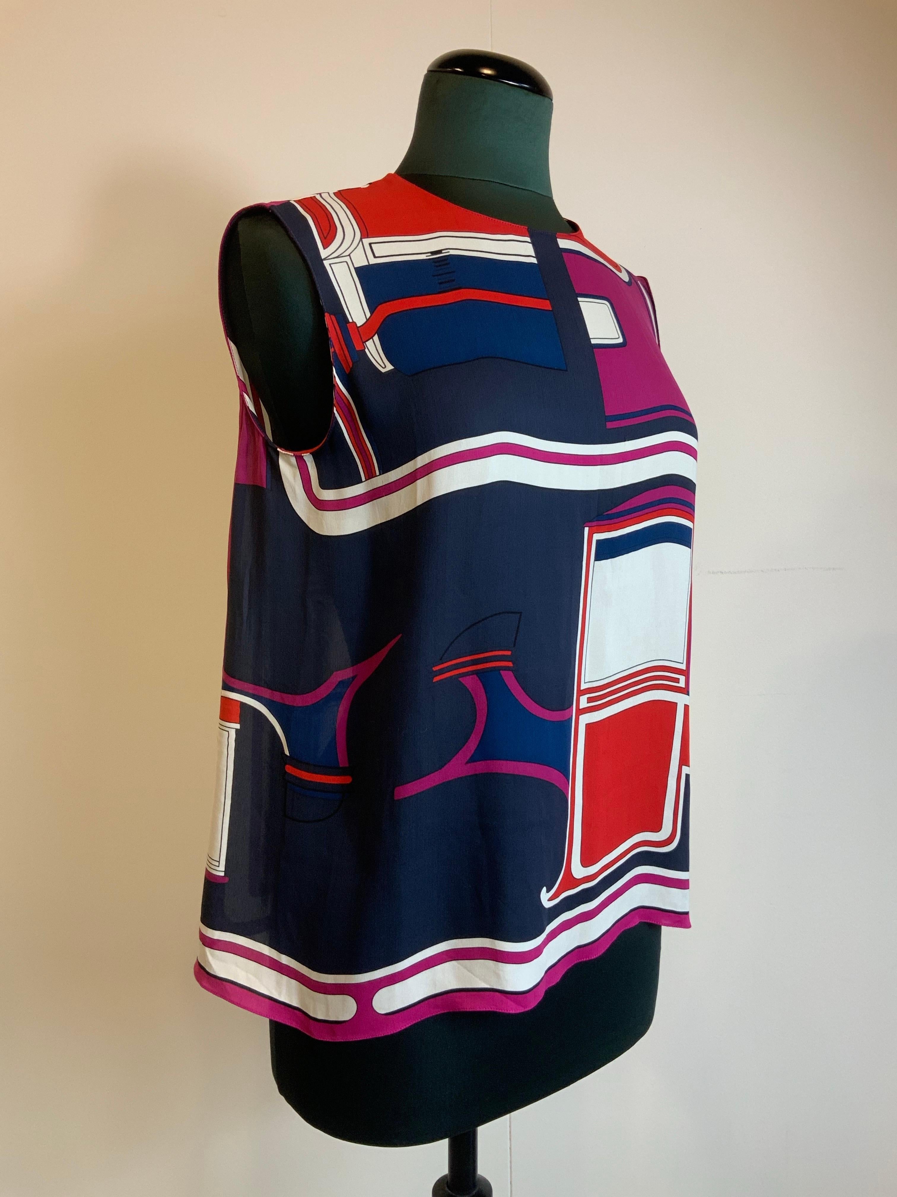 Top Hermès.
En soie avec motif géométrique.
Taille française 38 qui correspond à un 42 italien.
Épaules 37 cm
Buste 47 cm
Longueur 65 cm
Excellent état général, présente des signes minimes d'utilisation normale.