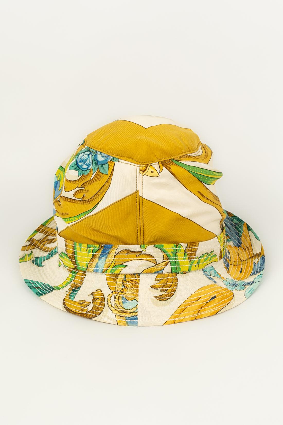 Hermès -Silk hat. To note, presence of stain on the inner lining.

Additional information: 
Dimensions: Circumference: about 51 cm
Condition: Good condition
Seller Ref number: CHP68