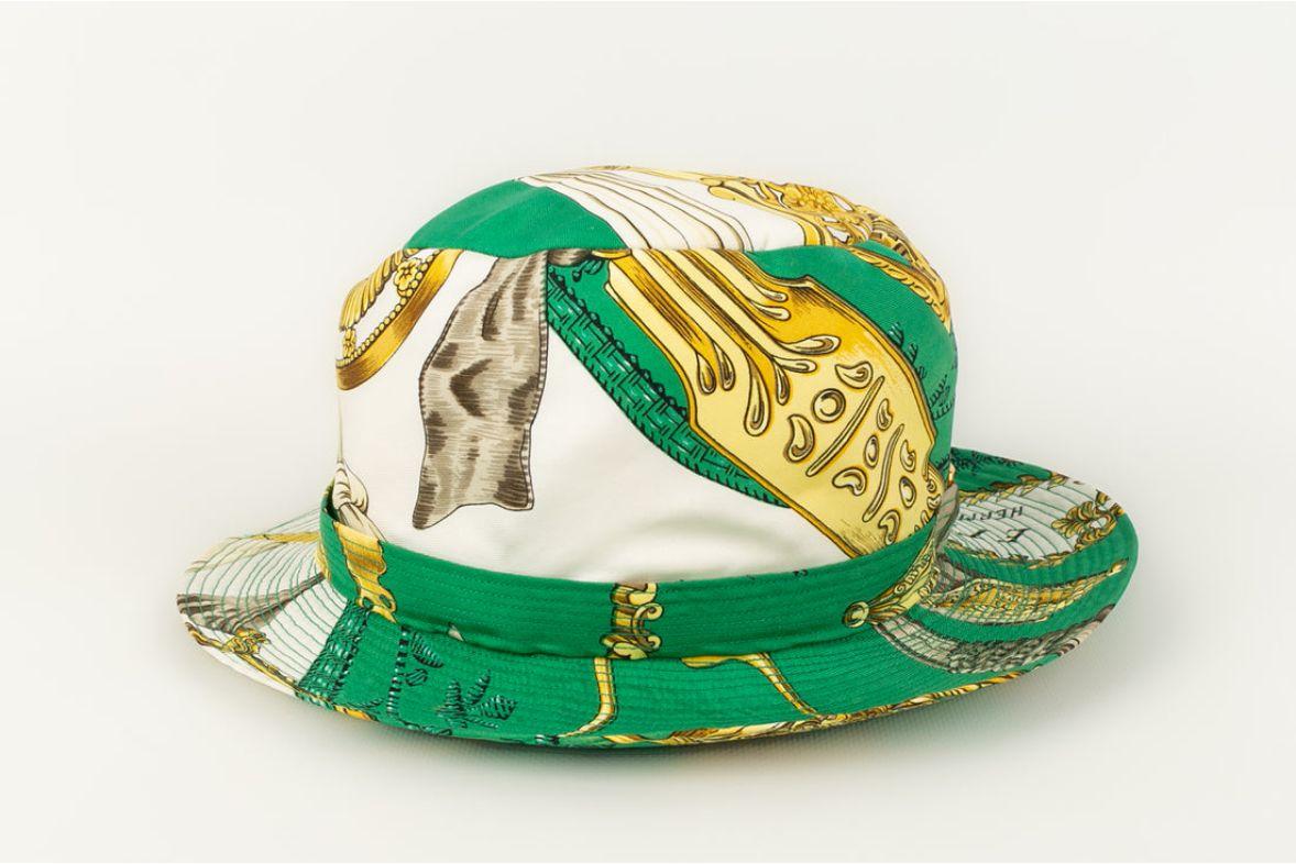 Hermes Silk Hat in Green and White In Good Condition For Sale In SAINT-OUEN-SUR-SEINE, FR