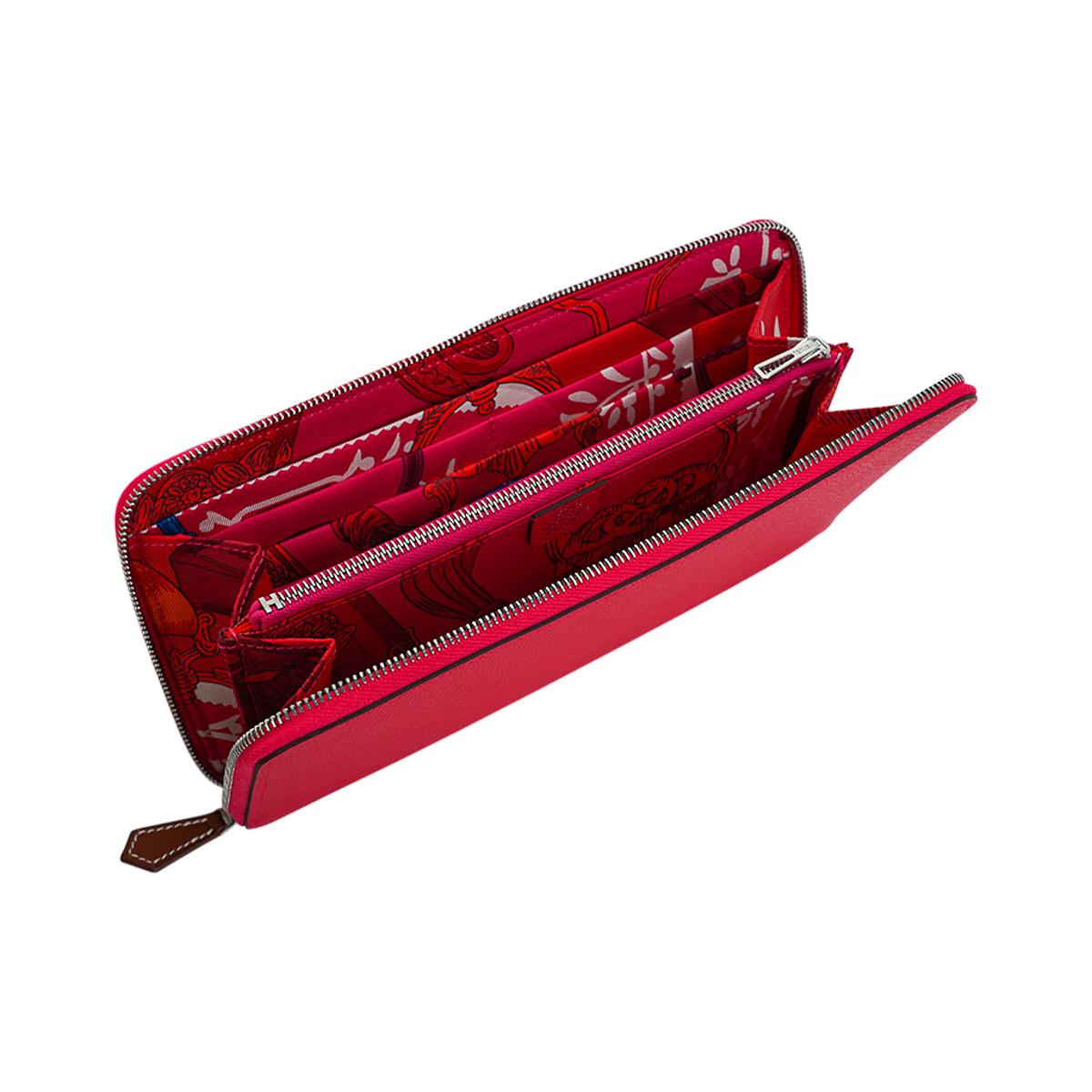 Mightychic offers an Hermes Silk' In Classique long wallet featured in richly saturated Rose Extreme.
Rose Mexico silk scarf print interior.
Beautiful in Epsom leather and palladium hardware with Barenia leather zipper pull.
Interior has a divided