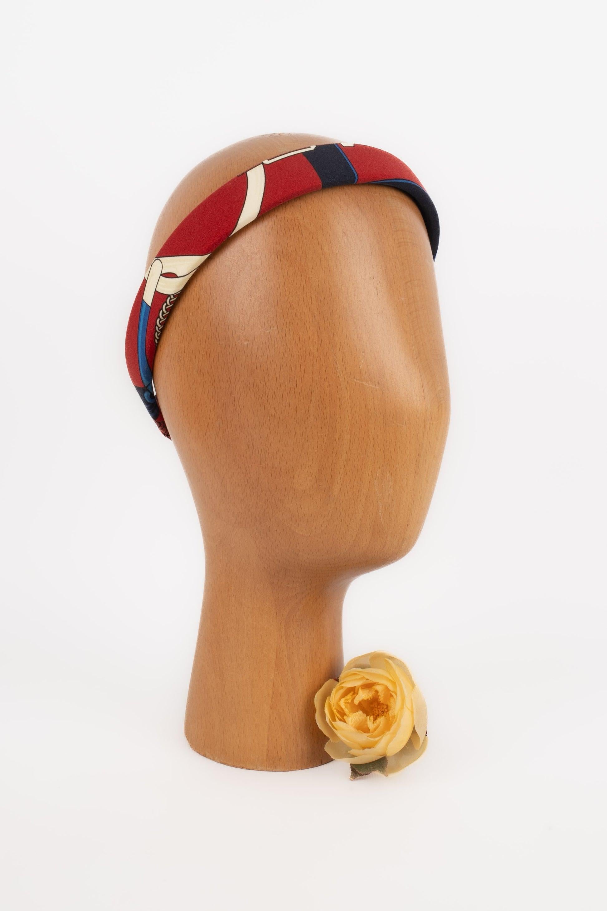 Hermès - (Fabriqué en France) Bandeau en jersey de soie avec le motif Mistinguette. Taille réglable.

Informations complémentaires :
Condit : Très bon état.
Dimensions : Taille unique

Référence du vendeur : CHP130