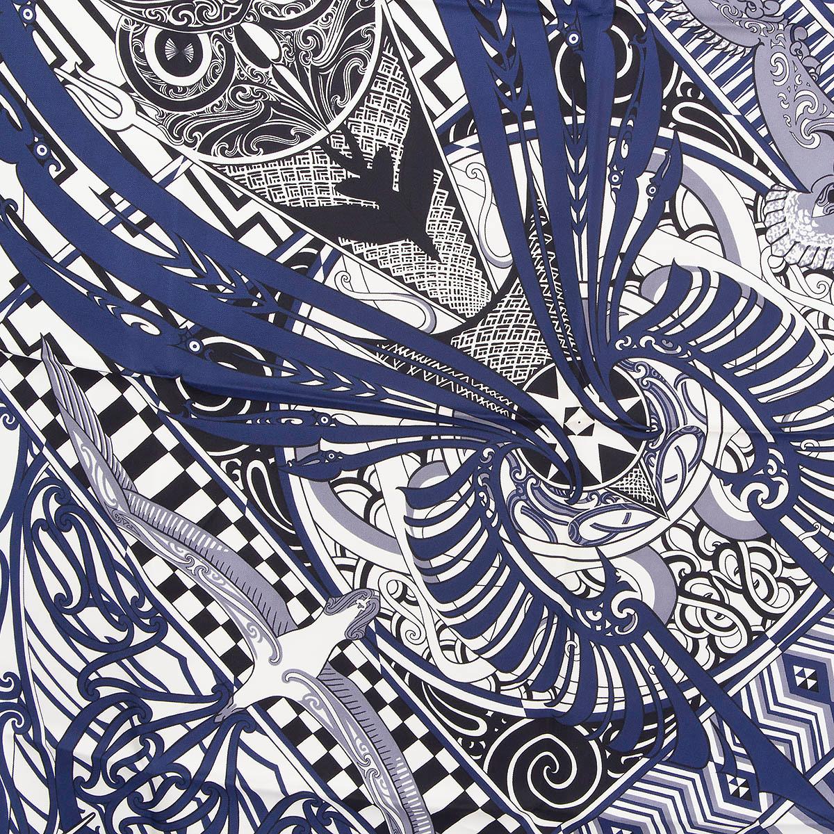 100% authentischer Hermès Kawa Ora 90 Schal von Te Rangitu Netana aus elfenbeinfarbenem Seiden-Twill (100%) mit marineblauen, schwarzen und grauen Details. Wurde getragen und ist in ausgezeichnetem Zustand.

Messungen
Breite	90cm (35.1in)
Länge	90cm