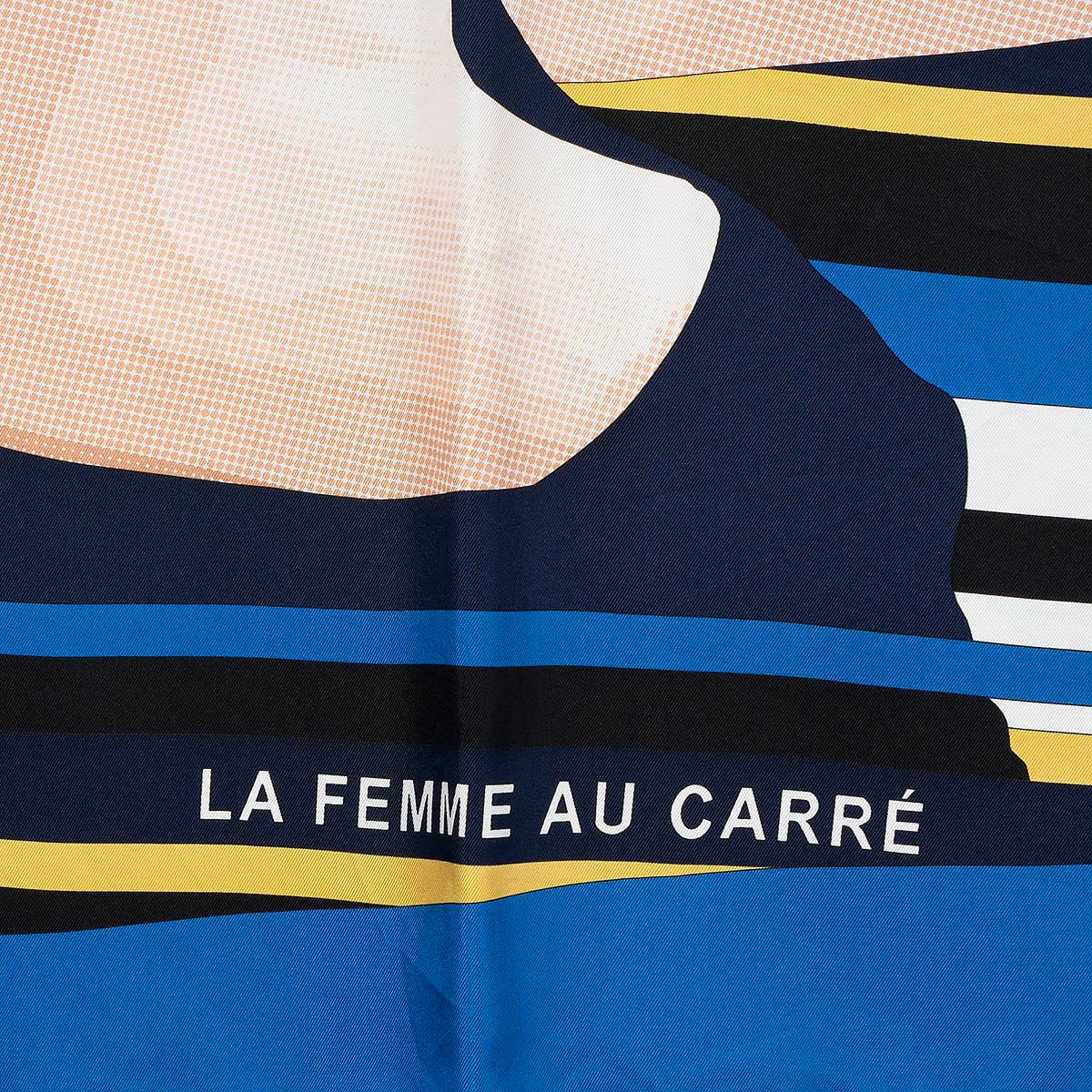 100% authentischer Hermès 90 Schal La Femme Au Carré aus blauer und marineblauer Seide (100%) mit Details in Schwarz, Grau, Weiß, Nude, Ocker und Magenta. Wurde getragen und ist in ausgezeichnetem Zustand. 

Messungen
Breite	90cm (35.1in)
Länge	90cm