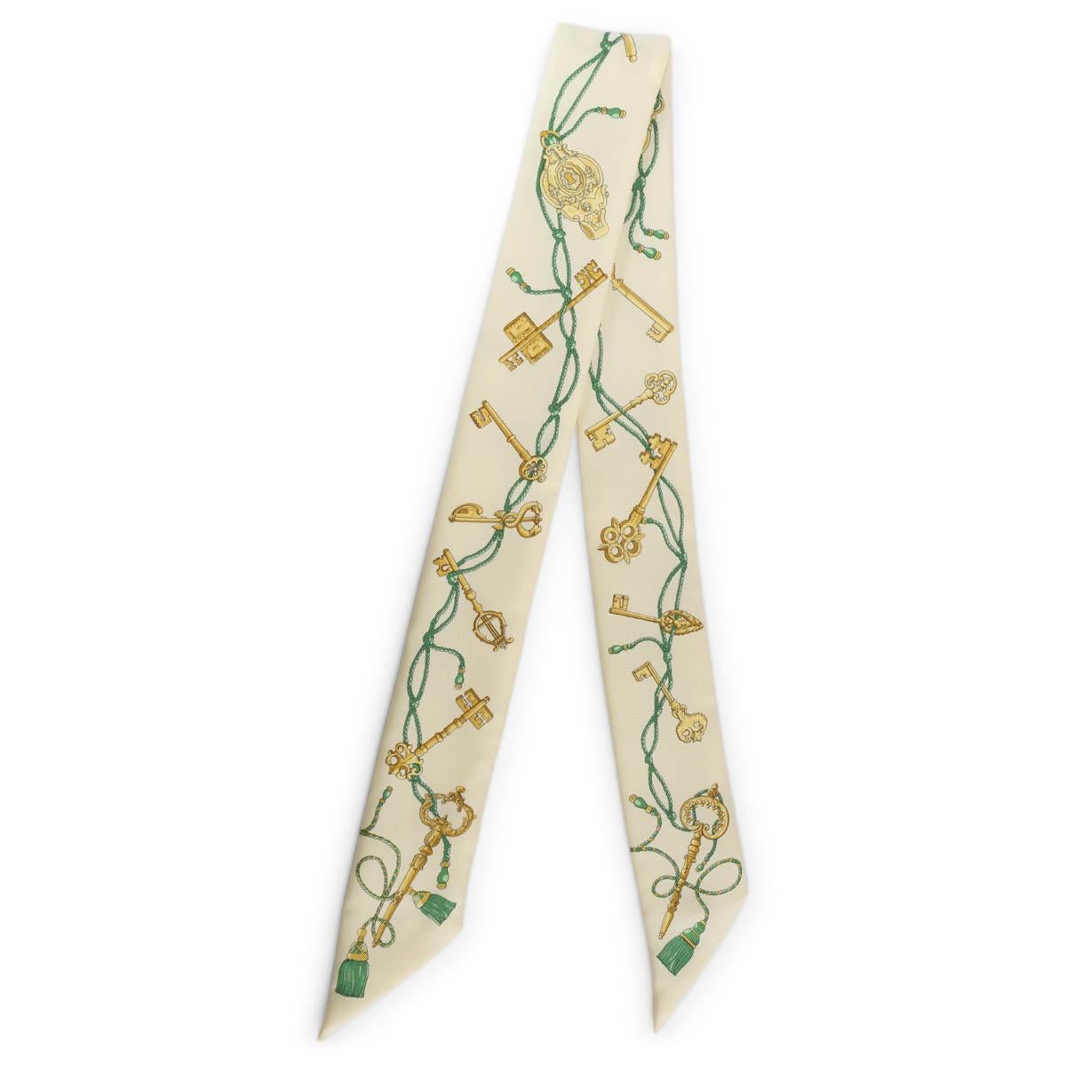 100% authentischer Hermès Les Cles Seidentwilli in hellgelb, grün und gold. Wurde getragen und ist in ausgezeichnetem Zustand. 

Messungen
Breite	5cm (2in)
Länge	86cm (33.5in)

Alle unsere Angebote umfassen nur den aufgeführten Artikel, sofern in
