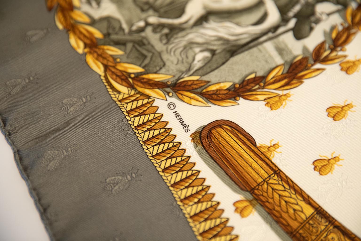 Hermes Seidenschal Napoleon Gray Gold im Zustand „Hervorragend“ im Angebot in West Hollywood, CA
