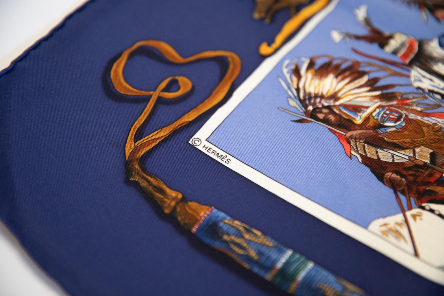 Pañuelo de seda Hermes Pony Express Azul Marino Celeste en Bueno estado para la venta en West Hollywood, CA