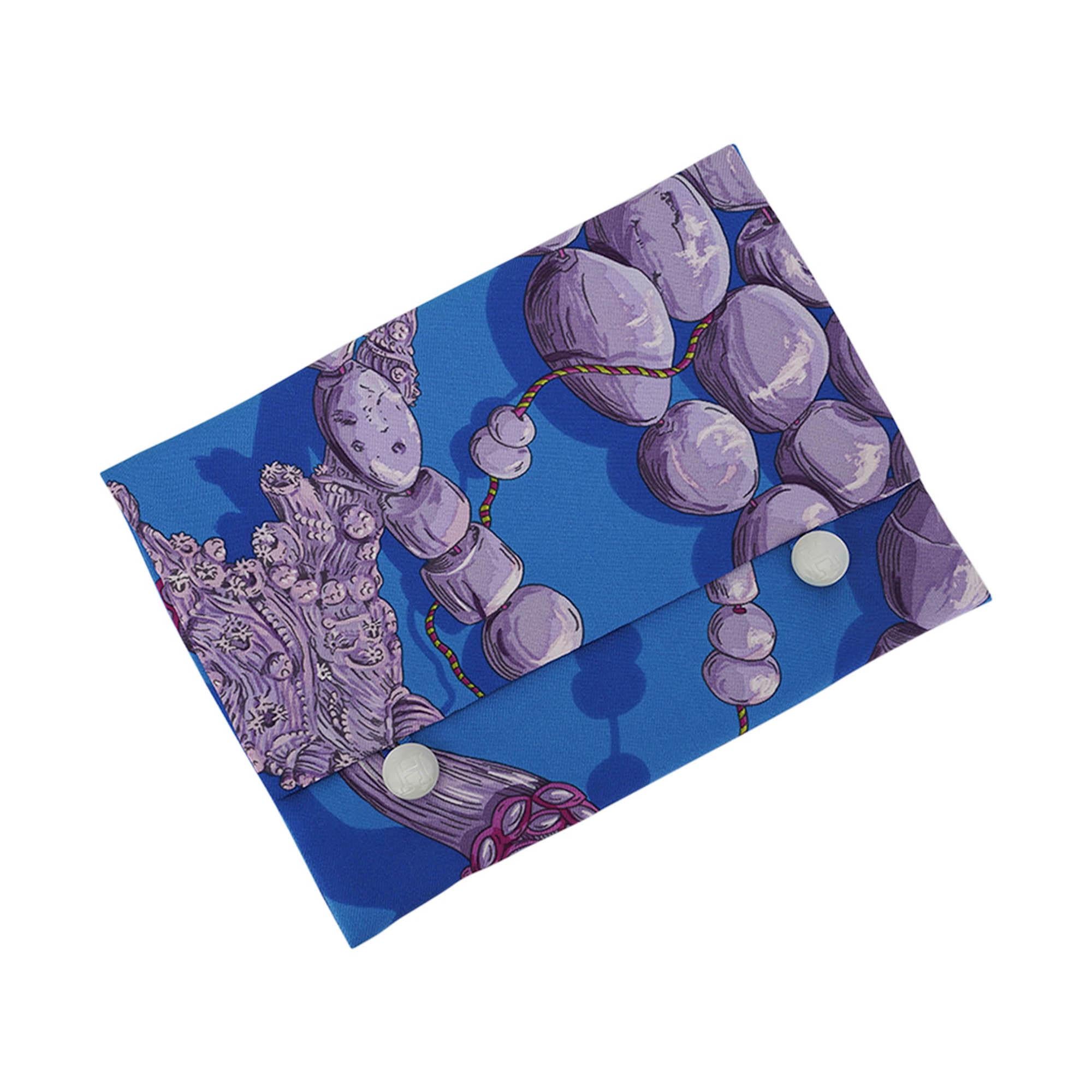 Hermes Sacchetti di Seta Stampa Foulard Set di Tre Terres Precieuses e Cavalcadour in vendita 1