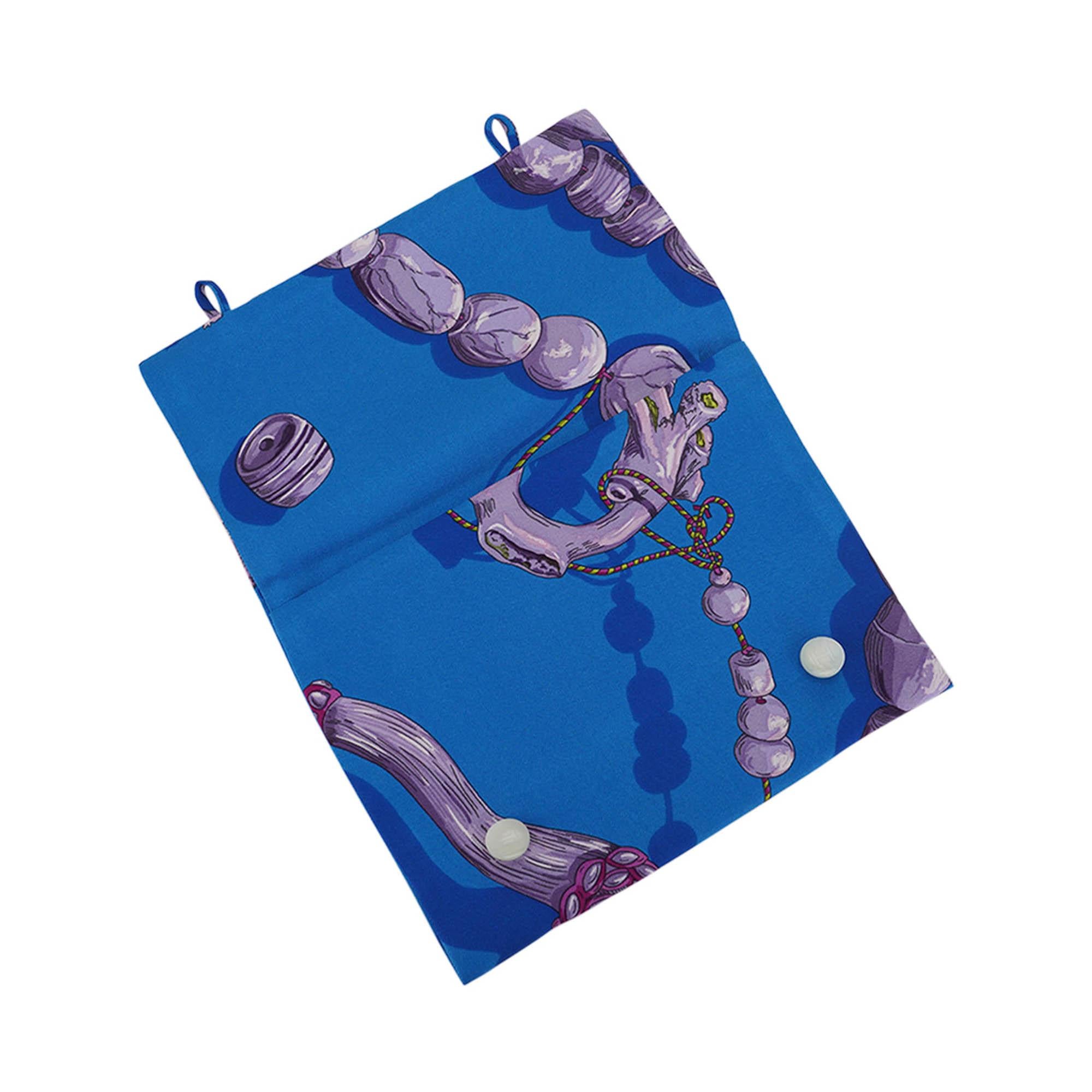Hermes Sacchetti di Seta Stampa Foulard Set di Tre Terres Precieuses e Cavalcadour in vendita 3