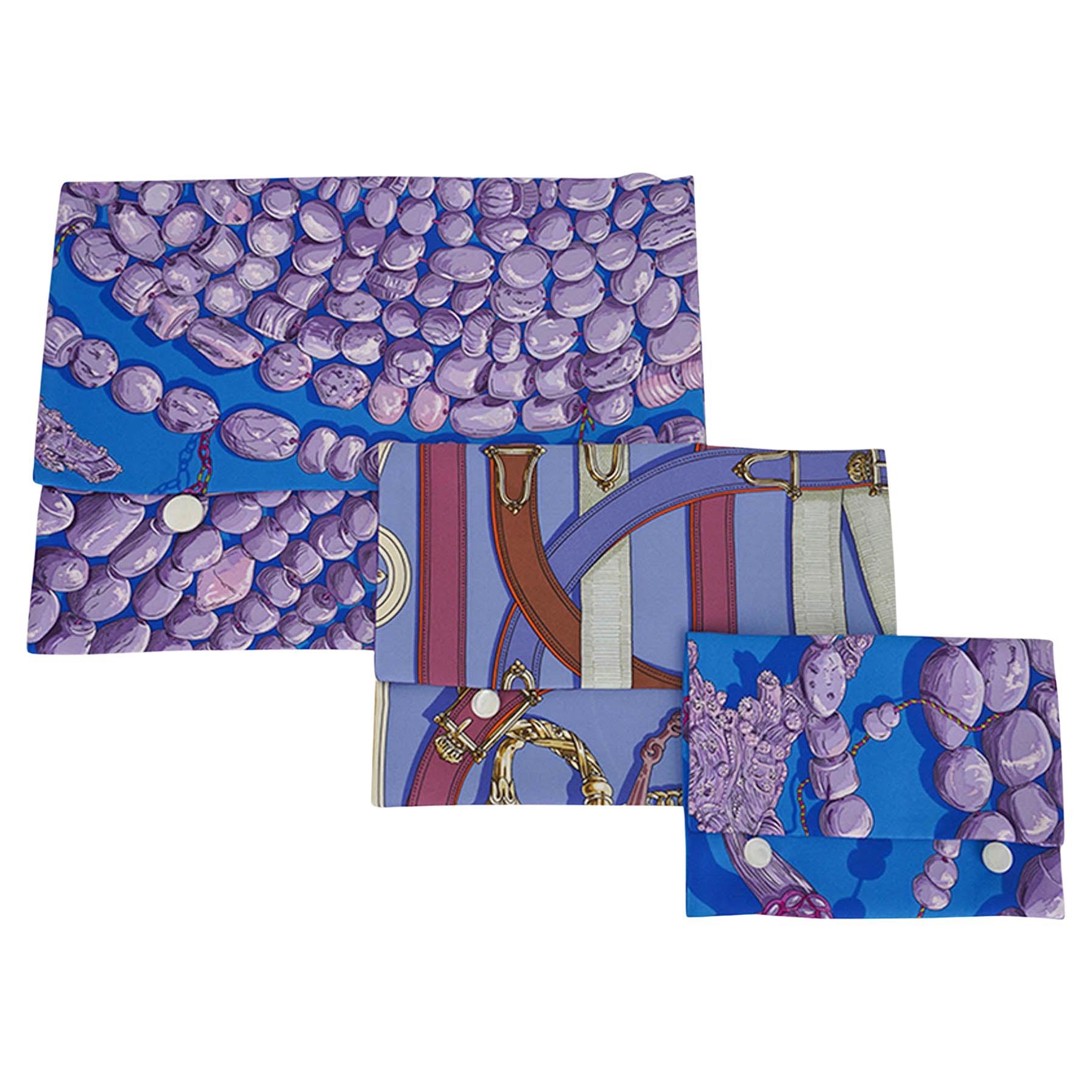 Hermes Sacchetti di Seta Stampa Foulard Set di Tre Terres Precieuses e Cavalcadour in vendita