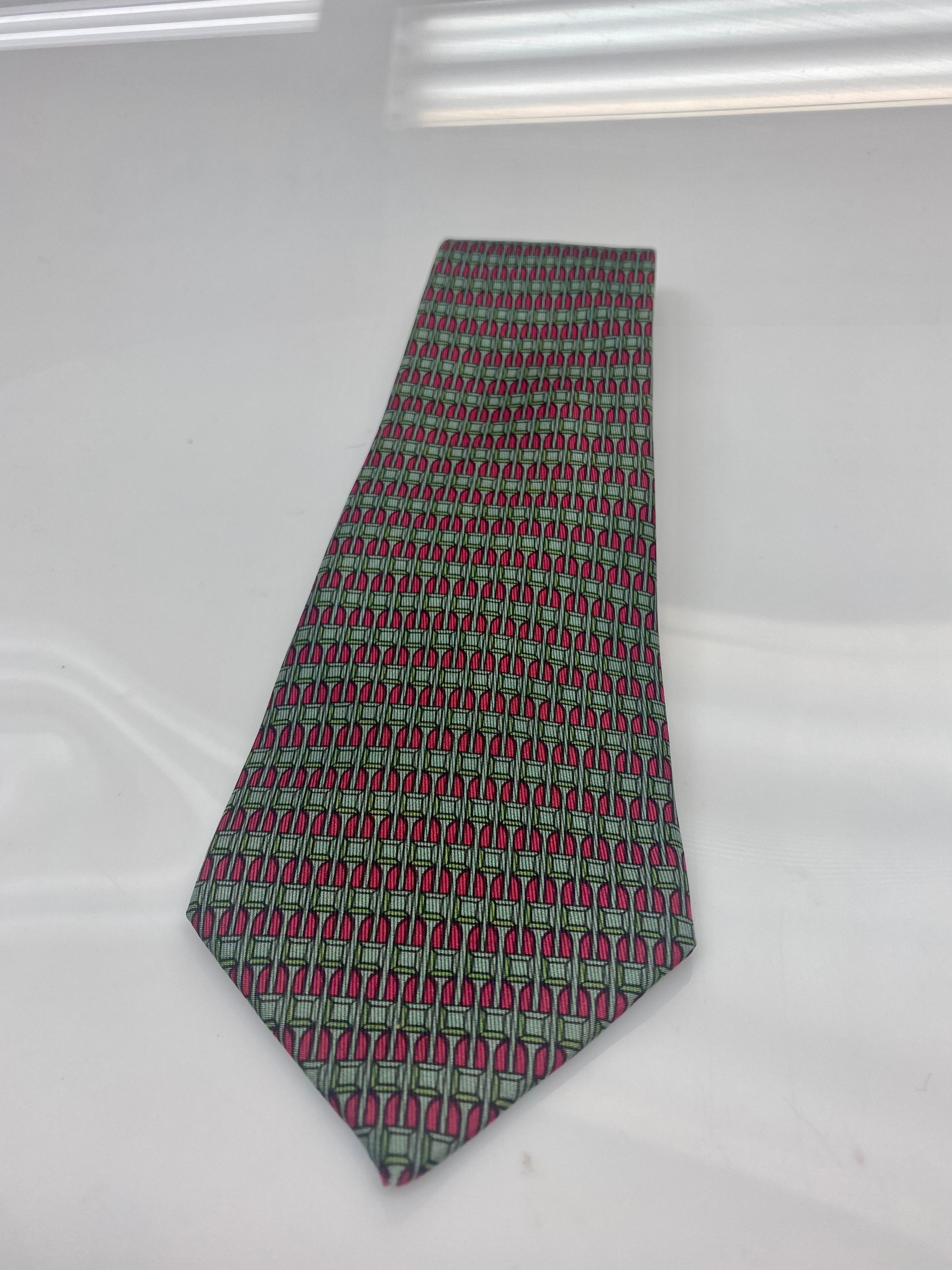 Hermes silk red and green square print tie.
Sophisticated and classic piece and a perfect addition to any wardrobe. Item is in good condition, wear consistent with age. 

Width: 3.5