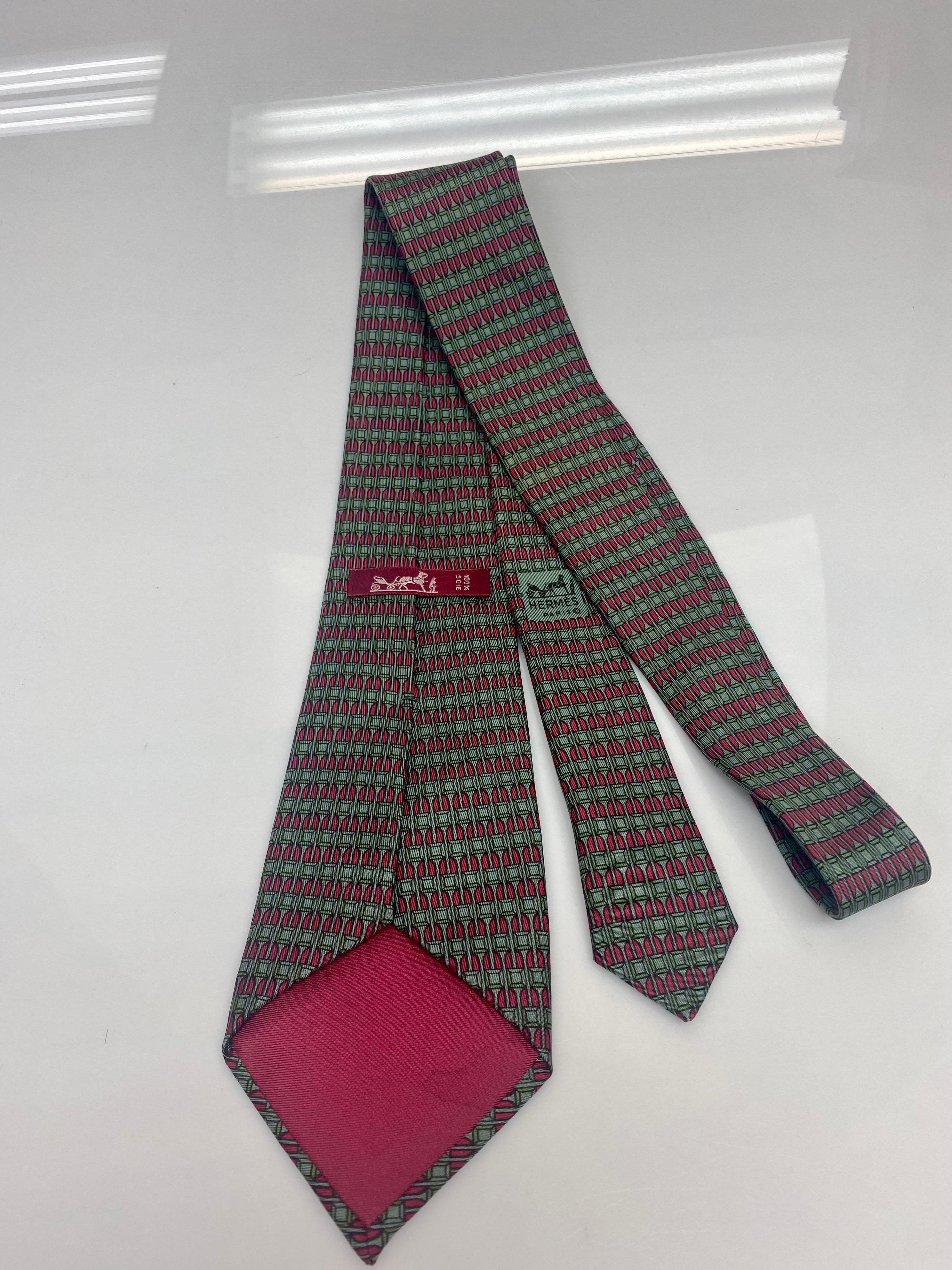Noir Cravate en soie à imprimé carré rouge et vert Hermes  en vente