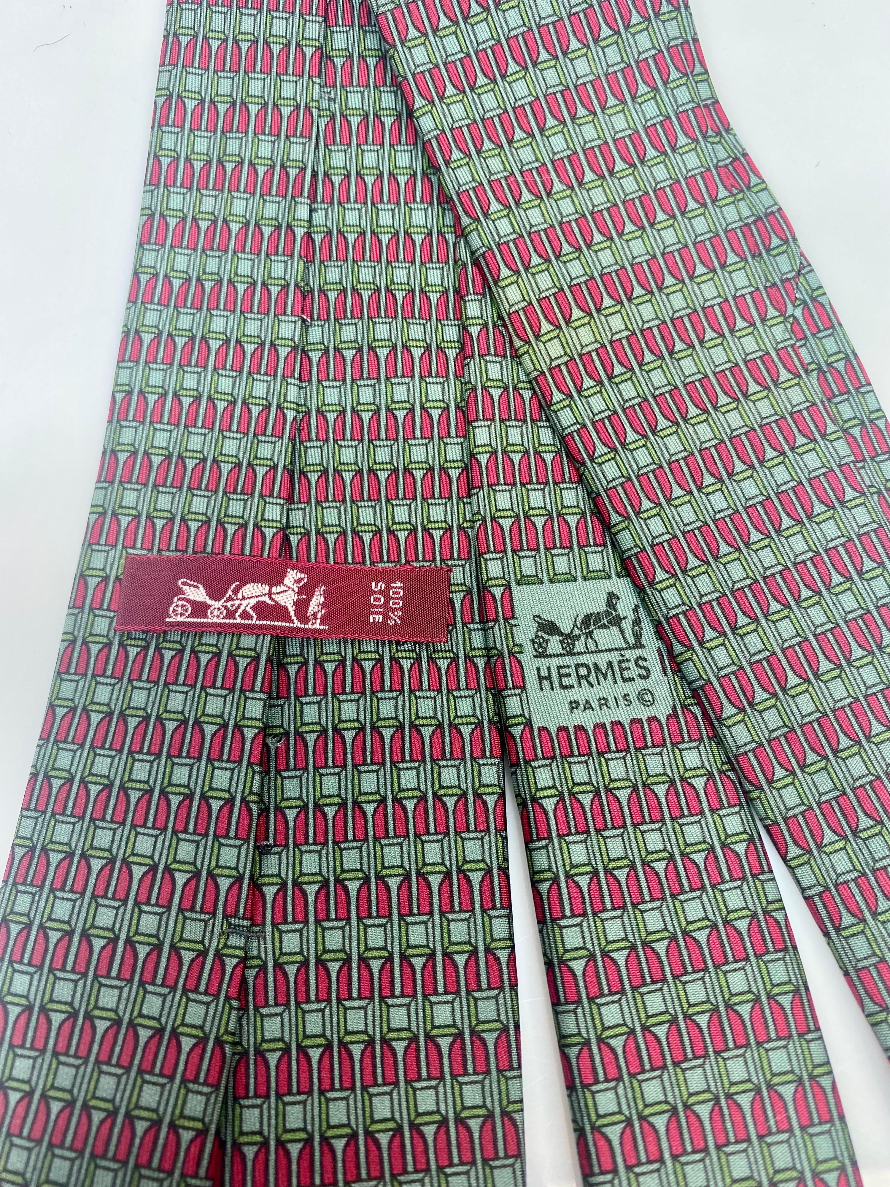 Cravate en soie à imprimé carré rouge et vert Hermes  Bon état - En vente à West Palm Beach, FL