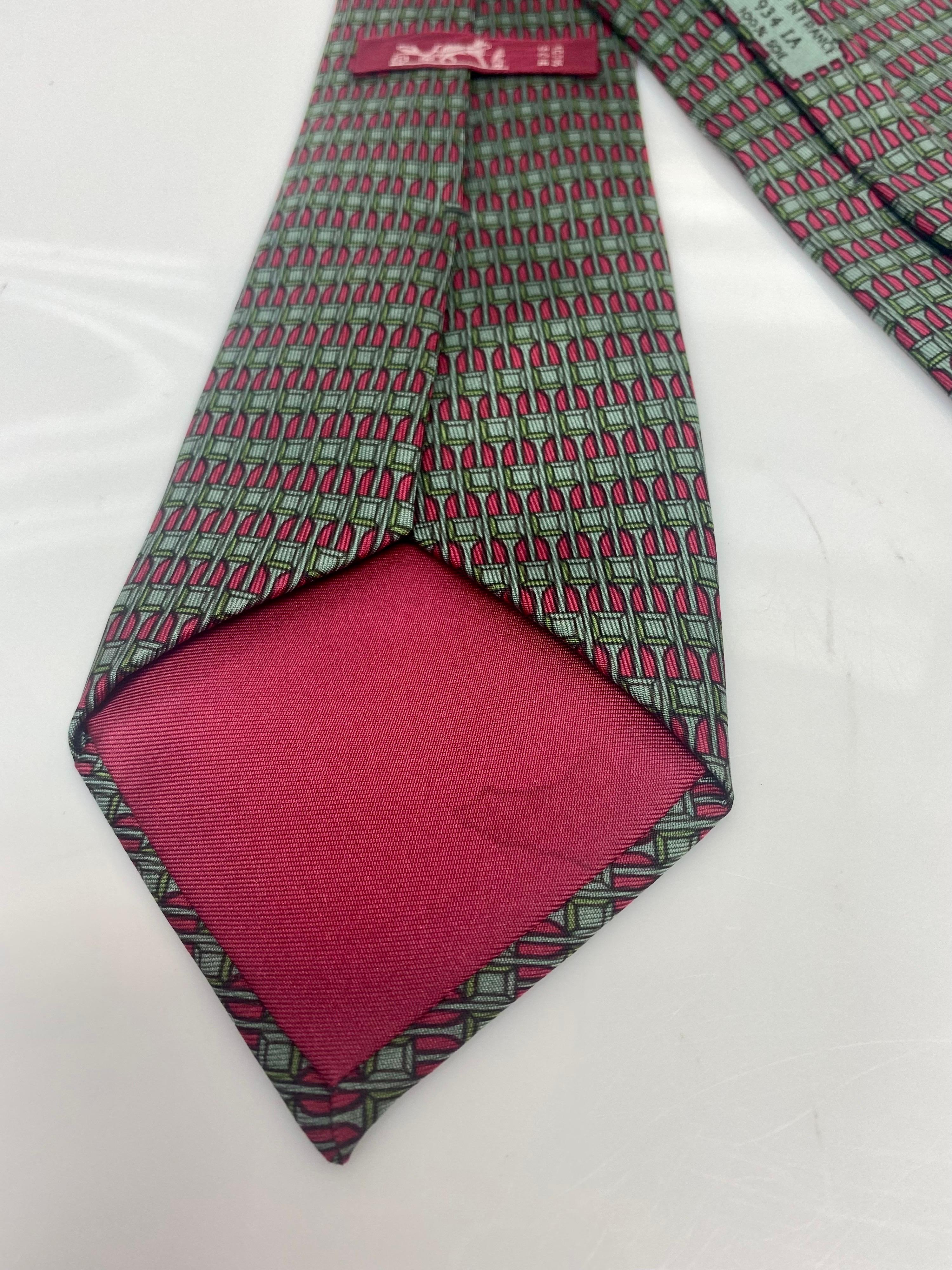 Cravate en soie à imprimé carré rouge et vert Hermes  en vente 1