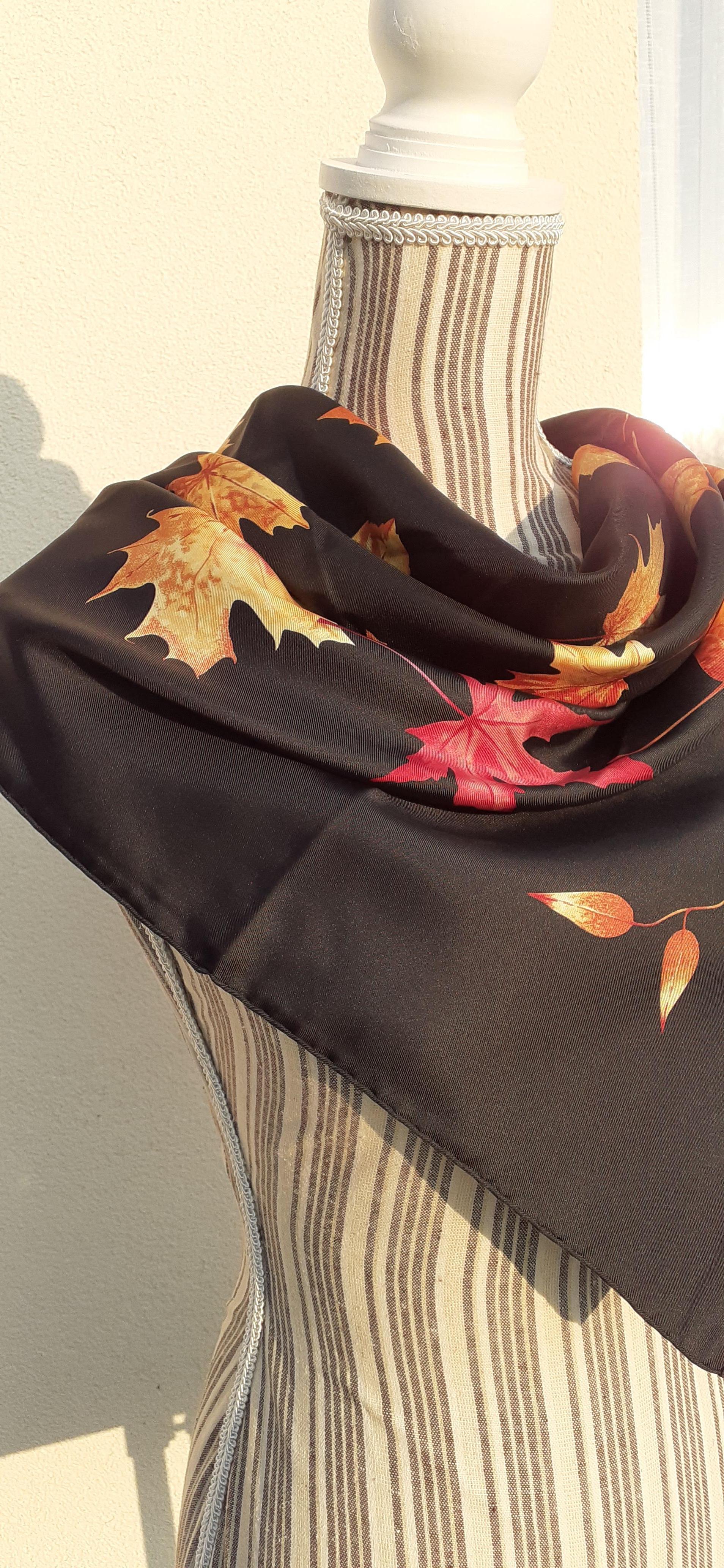 Hermès Silk Scarf A Walk In the Park Leigh P Cooke Leaves Black 90 cm  For Sale 16
