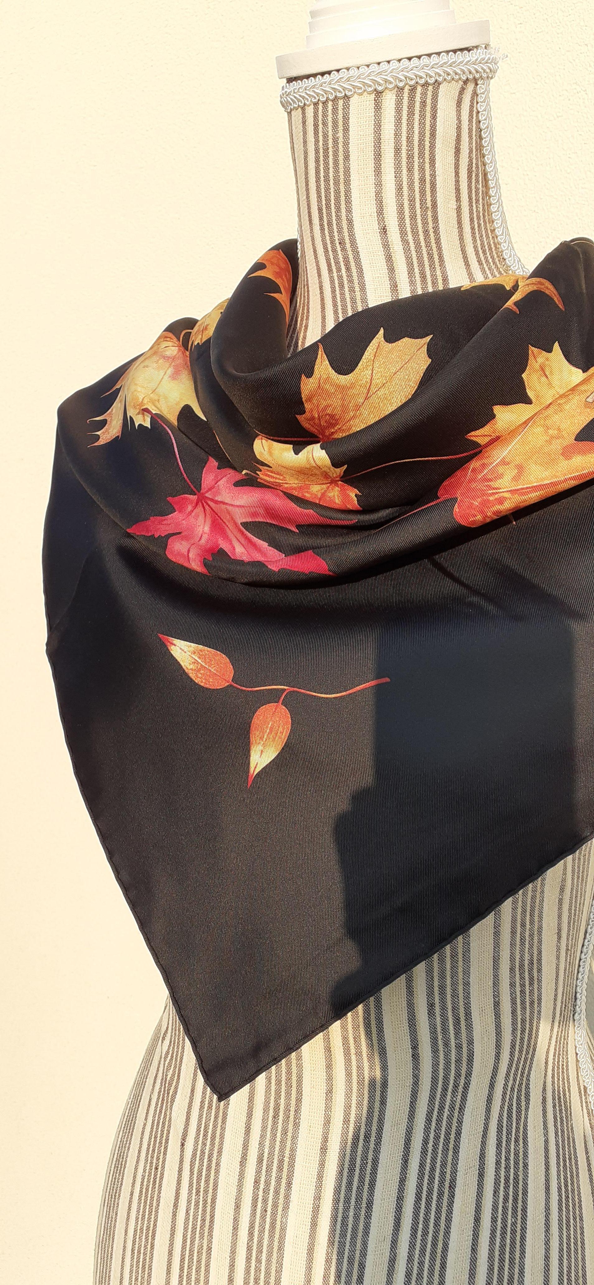 Hermès Silk Scarf A Walk In the Park Leigh P Cooke Leaves Black 90 cm  For Sale 17