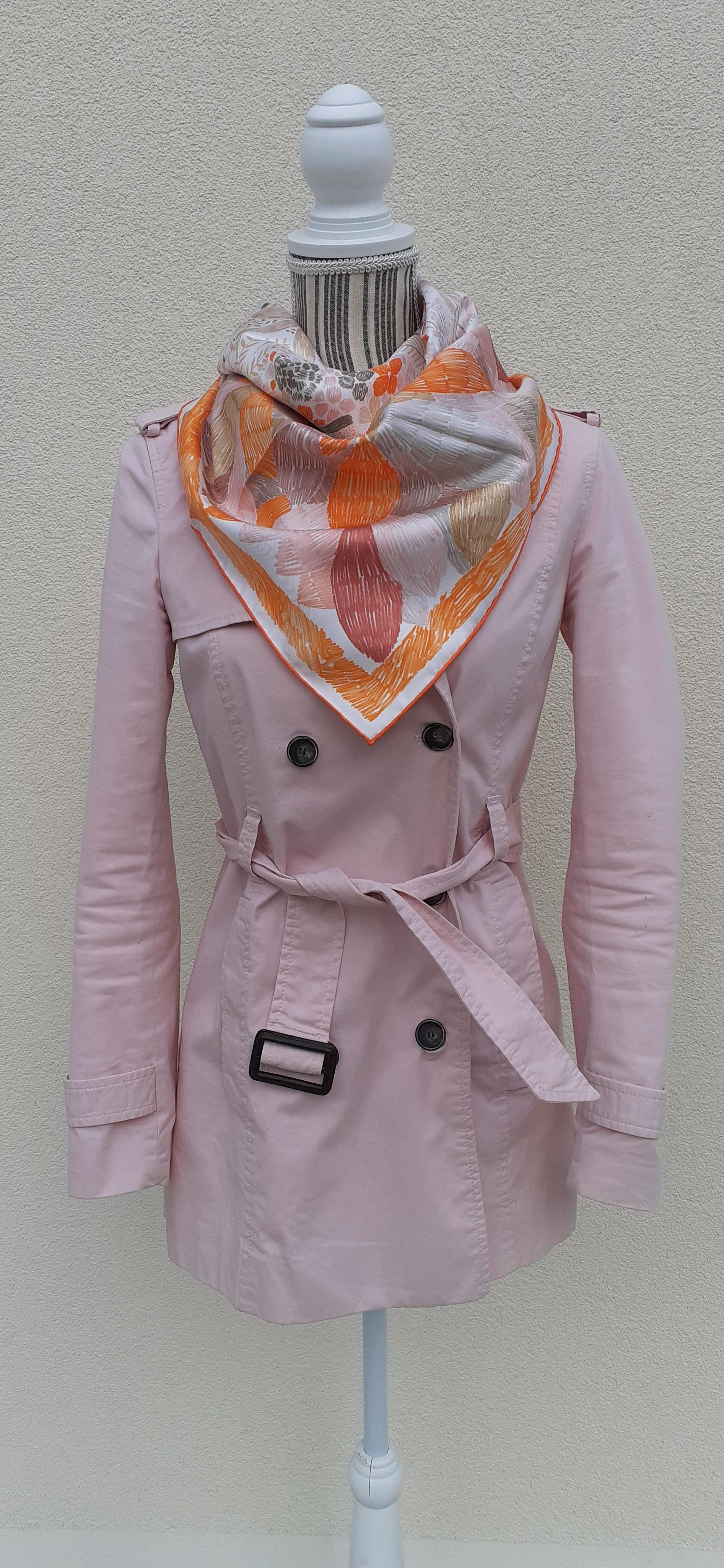 Hermès Silk Scarf Chacun Fait Son Nid Beige Orange Pink 90 cm For Sale 7