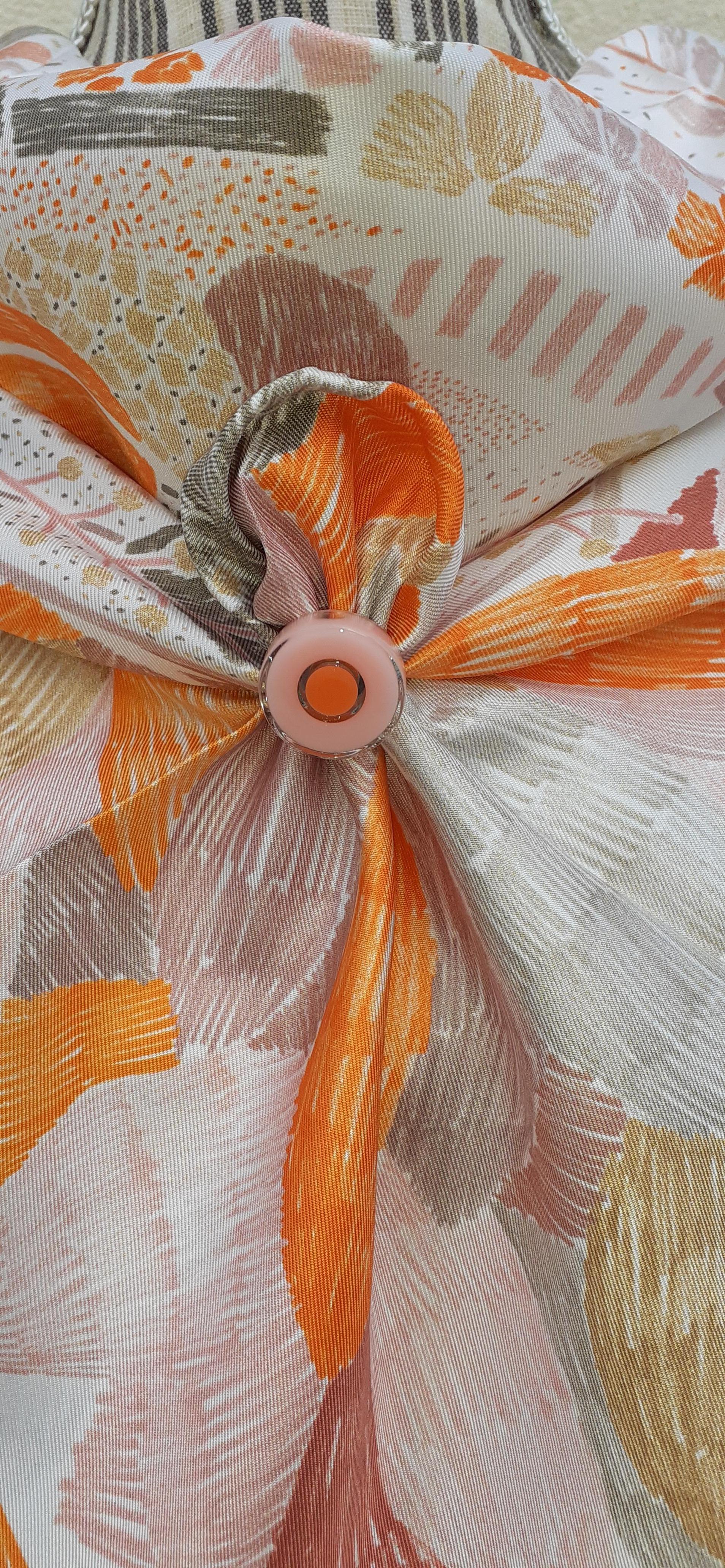 Hermès Silk Scarf Chacun Fait Son Nid Beige Orange Pink 90 cm For Sale 10