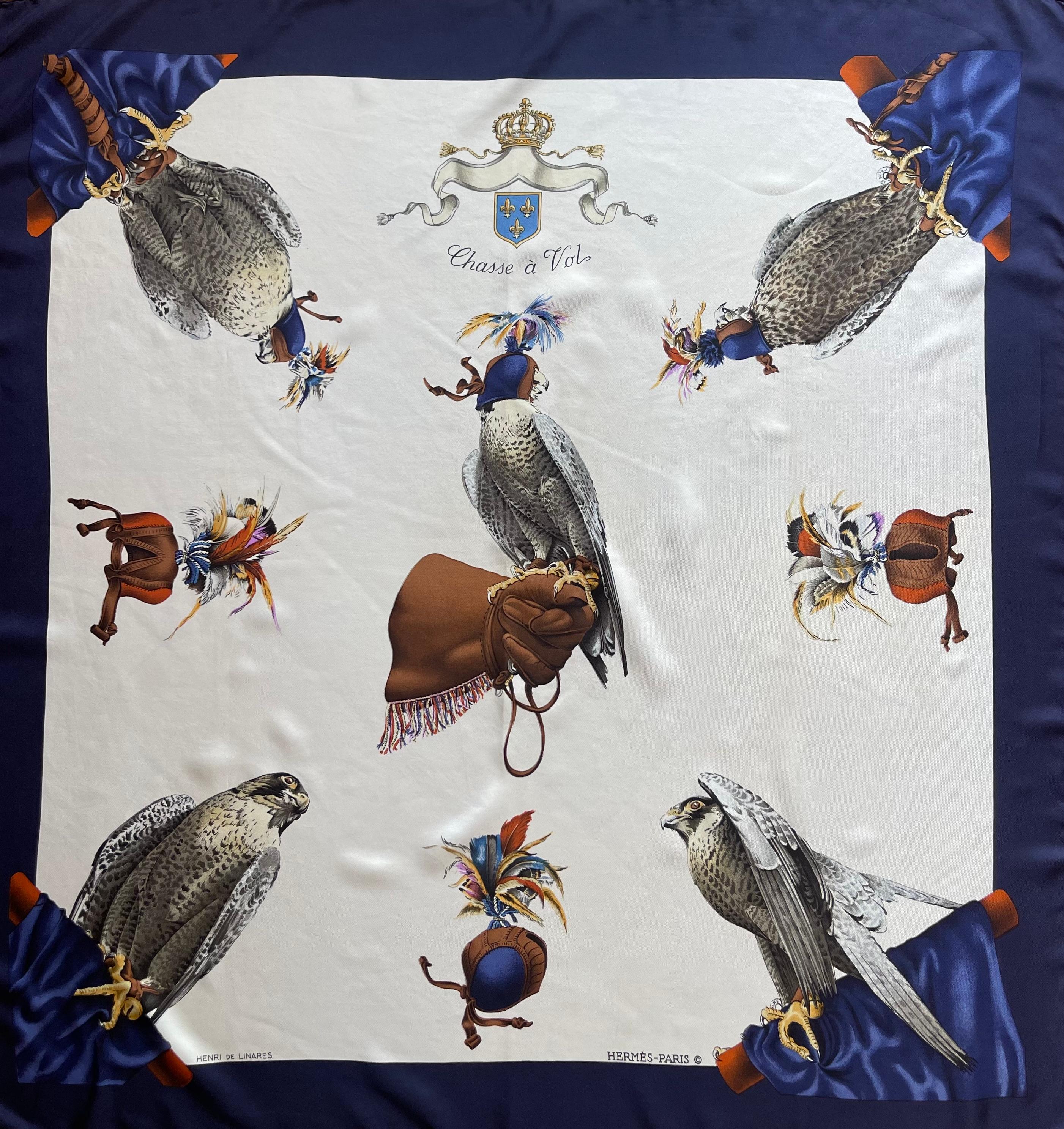 Questo bellissimo foulard è stato disegnato nel 1982 da Henri de Linarès e poi ripubblicato nel 1986 grazie alla sua popolarità. I colori sono eleganti e audaci e si combinano perfettamente con il design della fauna selvatica.

In buone