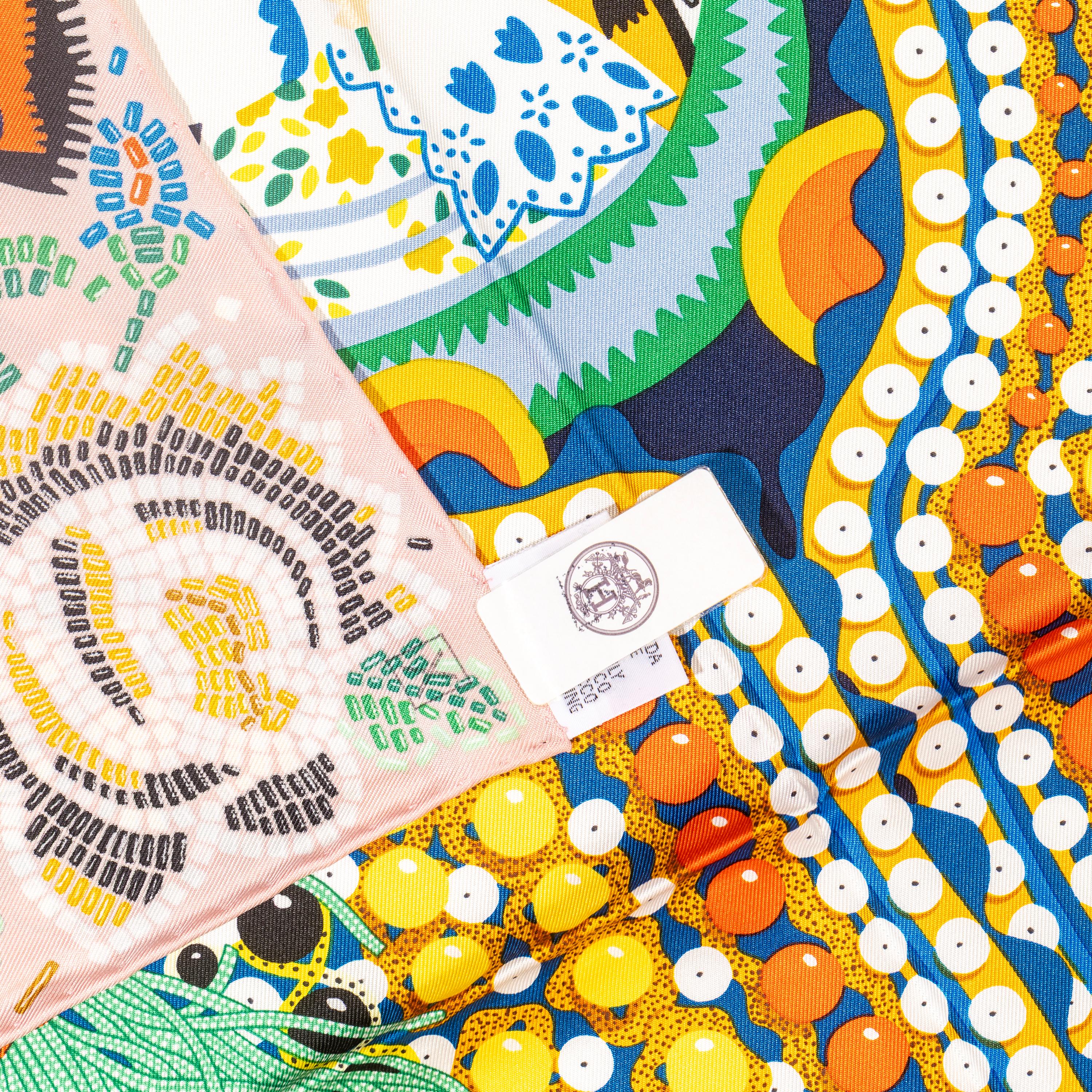 Echarpe en soie Hermes - Costume De Fête - Rose Poudre Cyclamen - New With Tag en vente 10