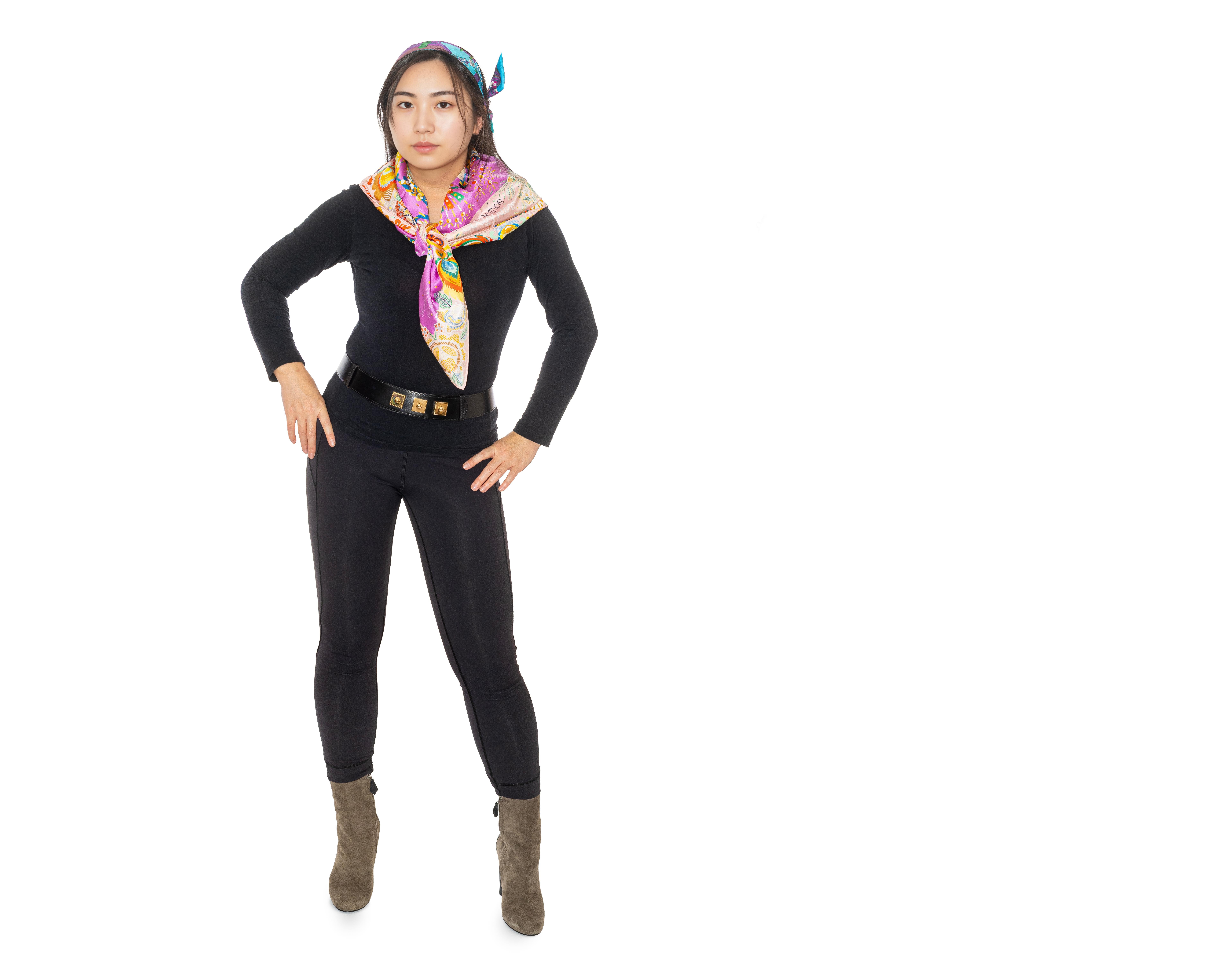 Echarpe en soie Hermes - Costume De Fête - Rose Poudre Cyclamen - New With Tag Neuf - En vente à Ottawa, CA