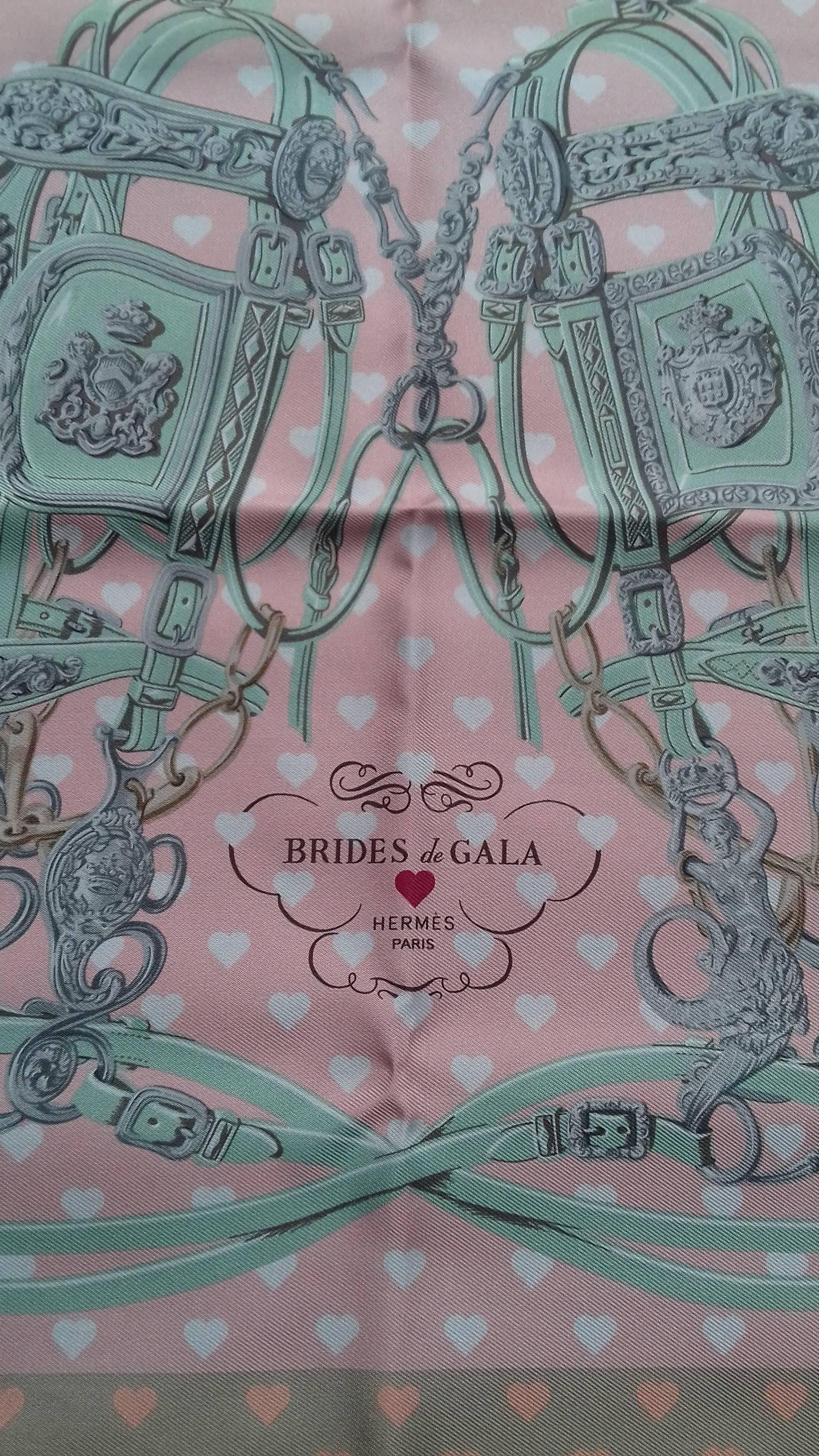 Écharpe en soie Hermès Gavroche Brides de Gala Love Pink Beige 42 cm Pour femmes en vente