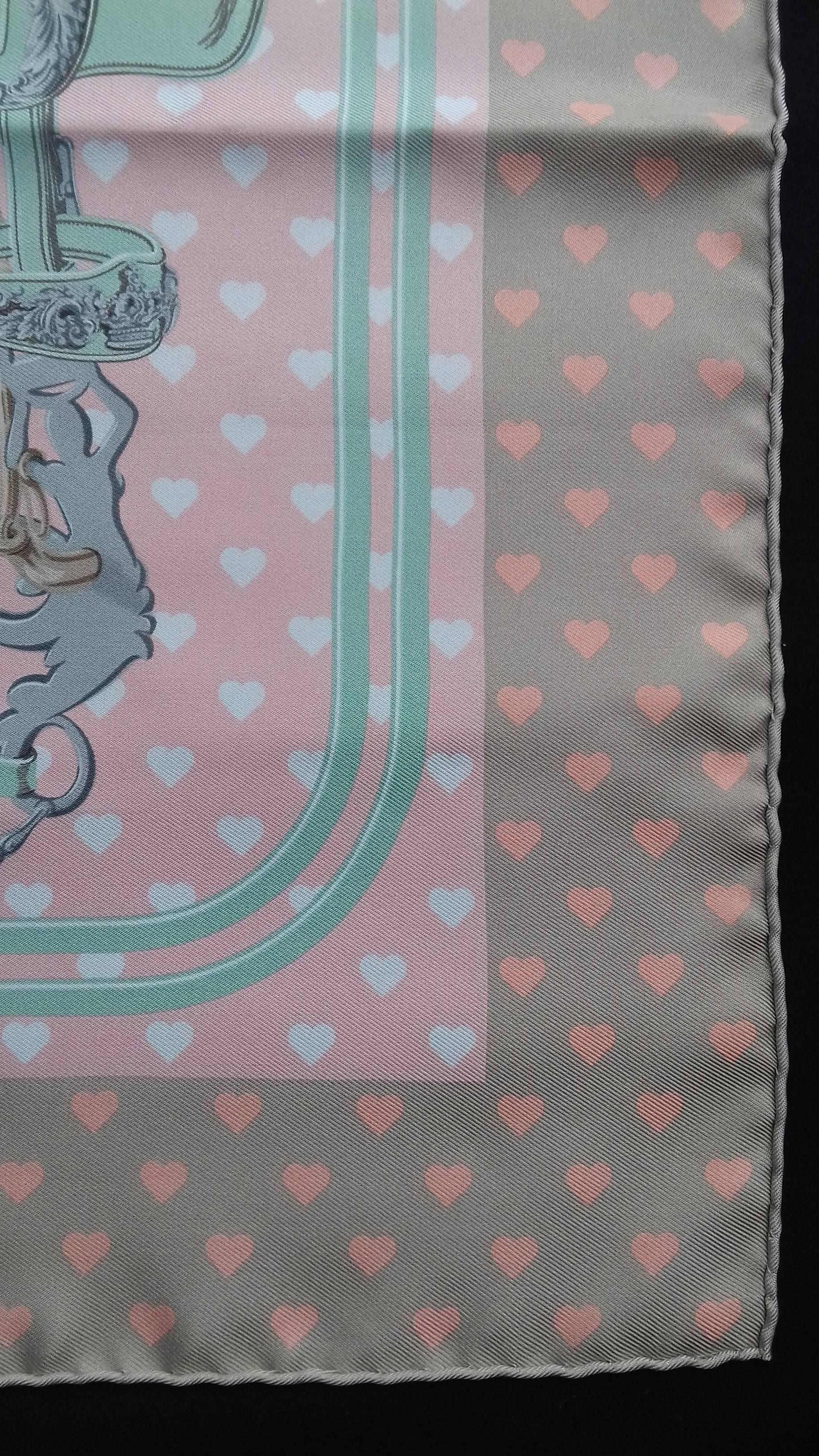 Écharpe en soie Hermès Gavroche Brides de Gala Love Pink Beige 42 cm en vente 2