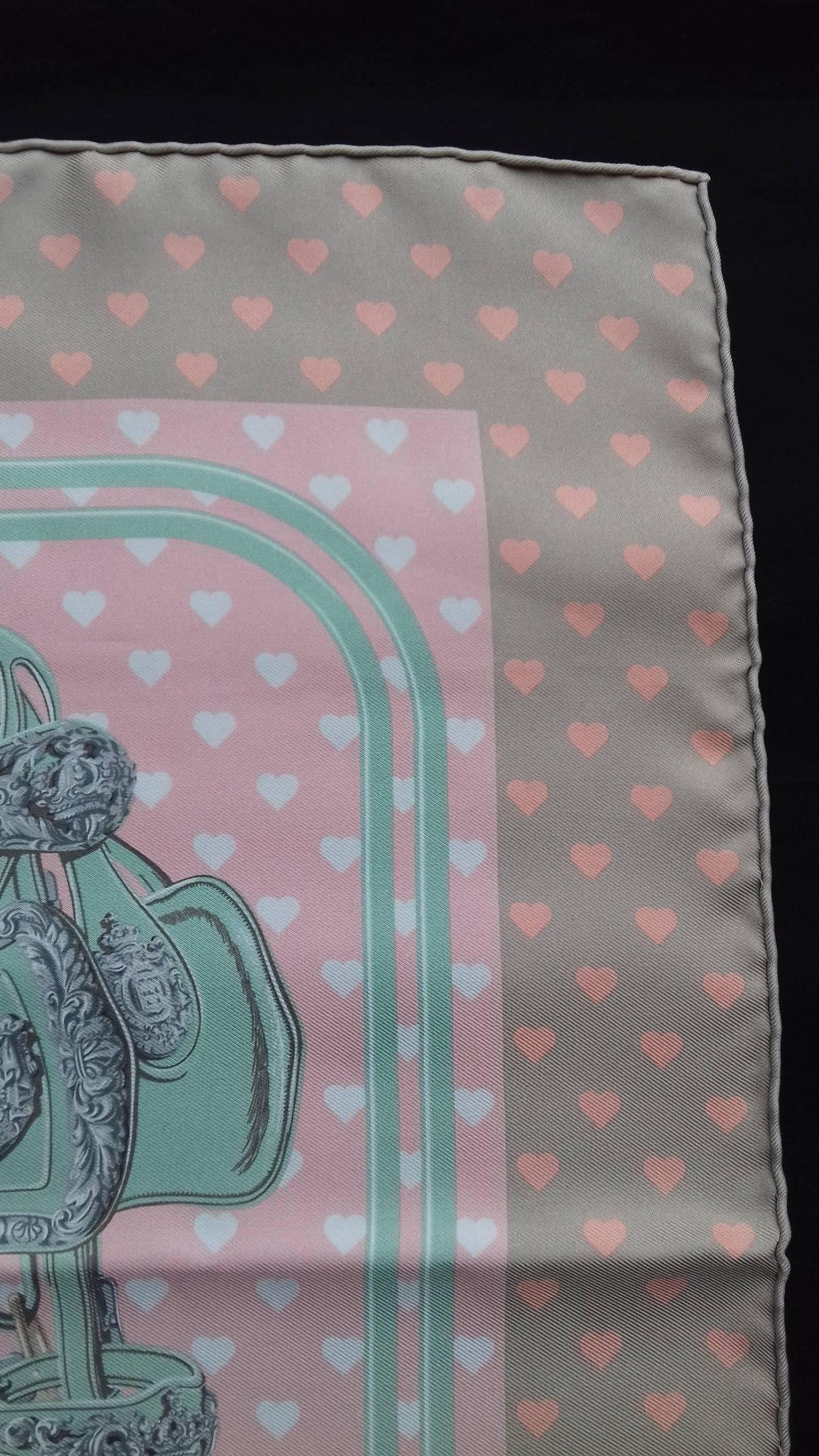 Écharpe en soie Hermès Gavroche Brides de Gala Love Pink Beige 42 cm en vente 4
