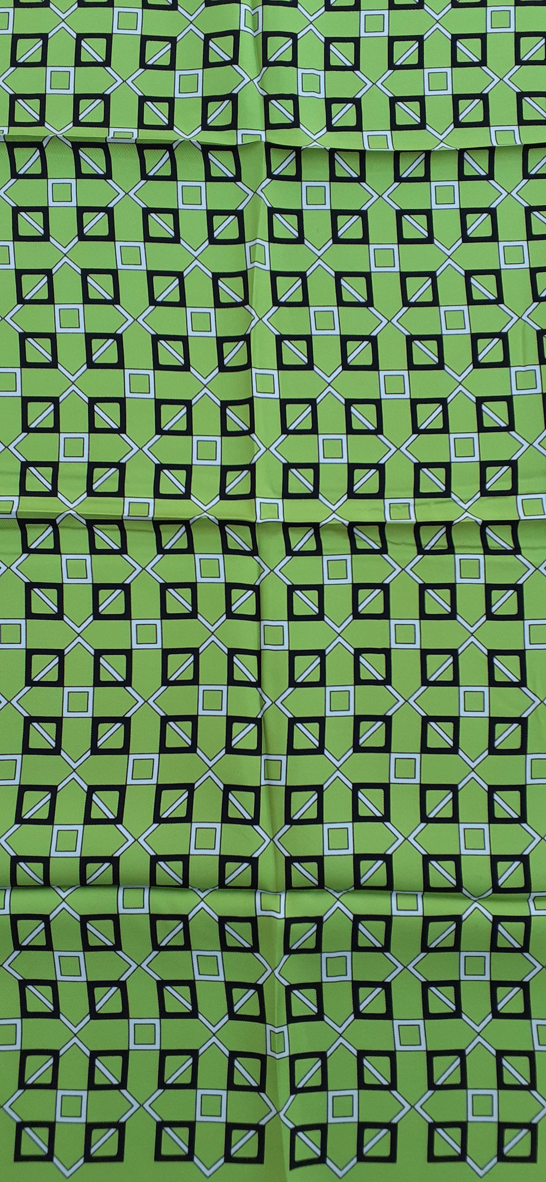 Vert Hermès - Foulard en soie imprimé géométrique vert, blanc, noir 26''. en vente