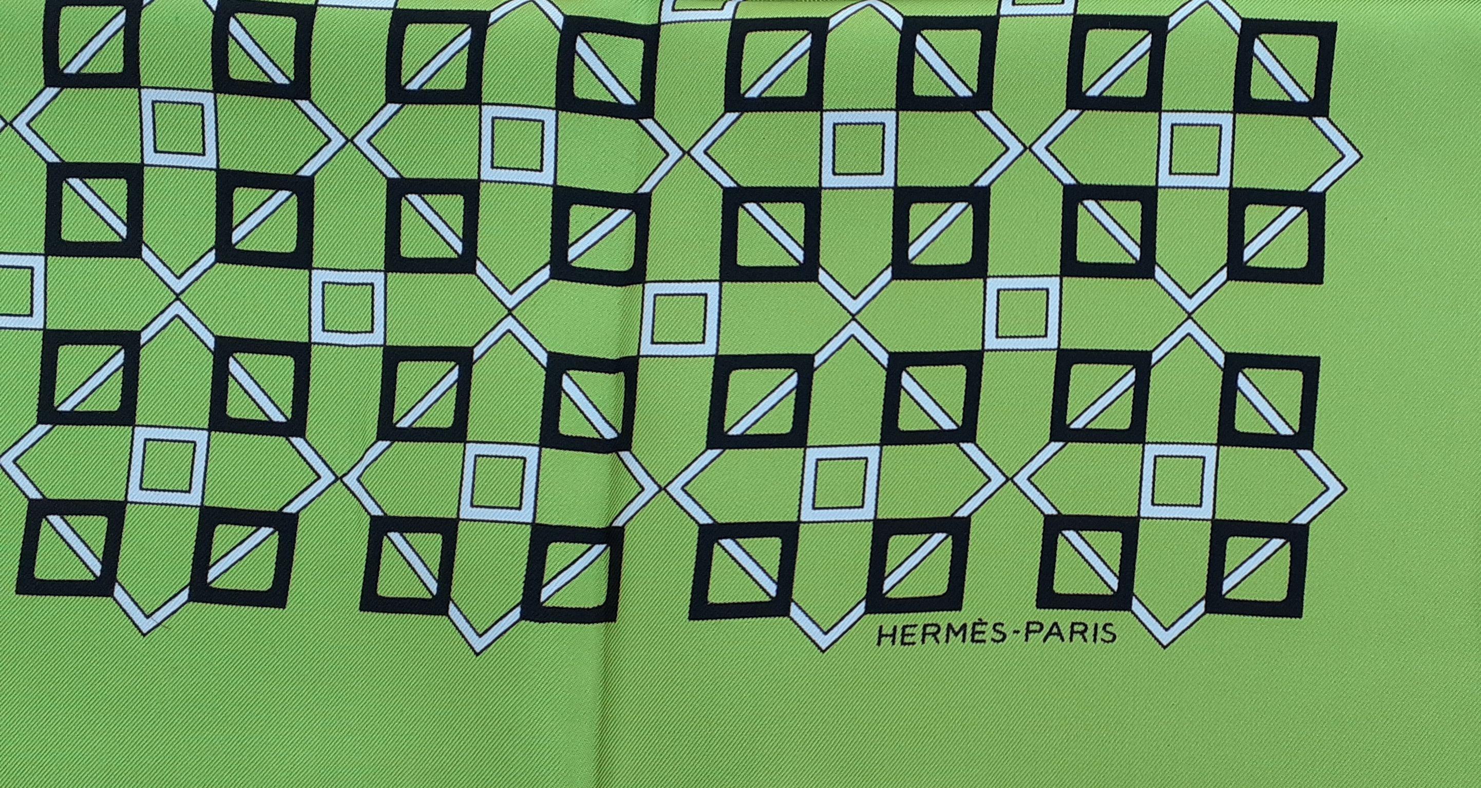 Hermès - Foulard en soie imprimé géométrique vert, blanc, noir 26''. Unisexe en vente