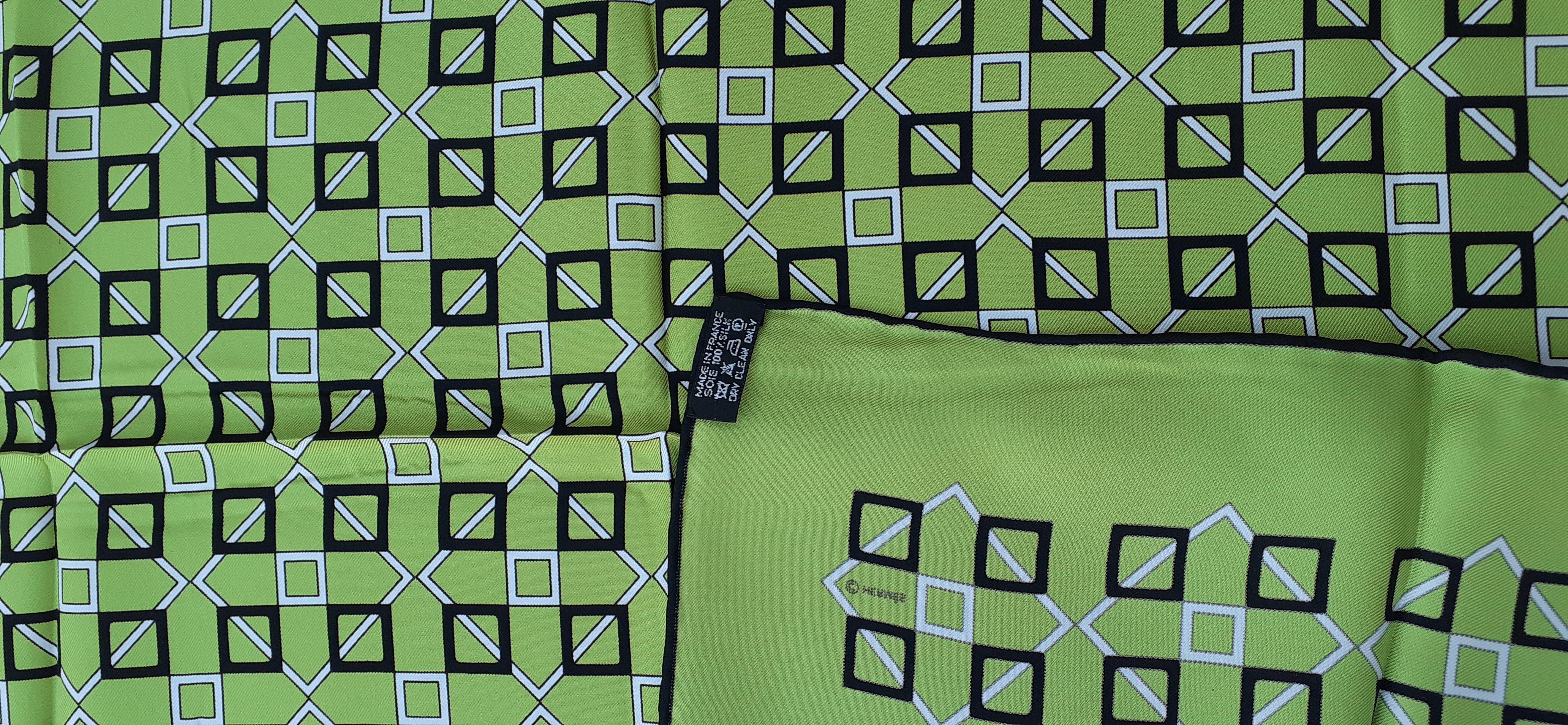Hermès - Foulard en soie imprimé géométrique vert, blanc, noir 26''. en vente 1