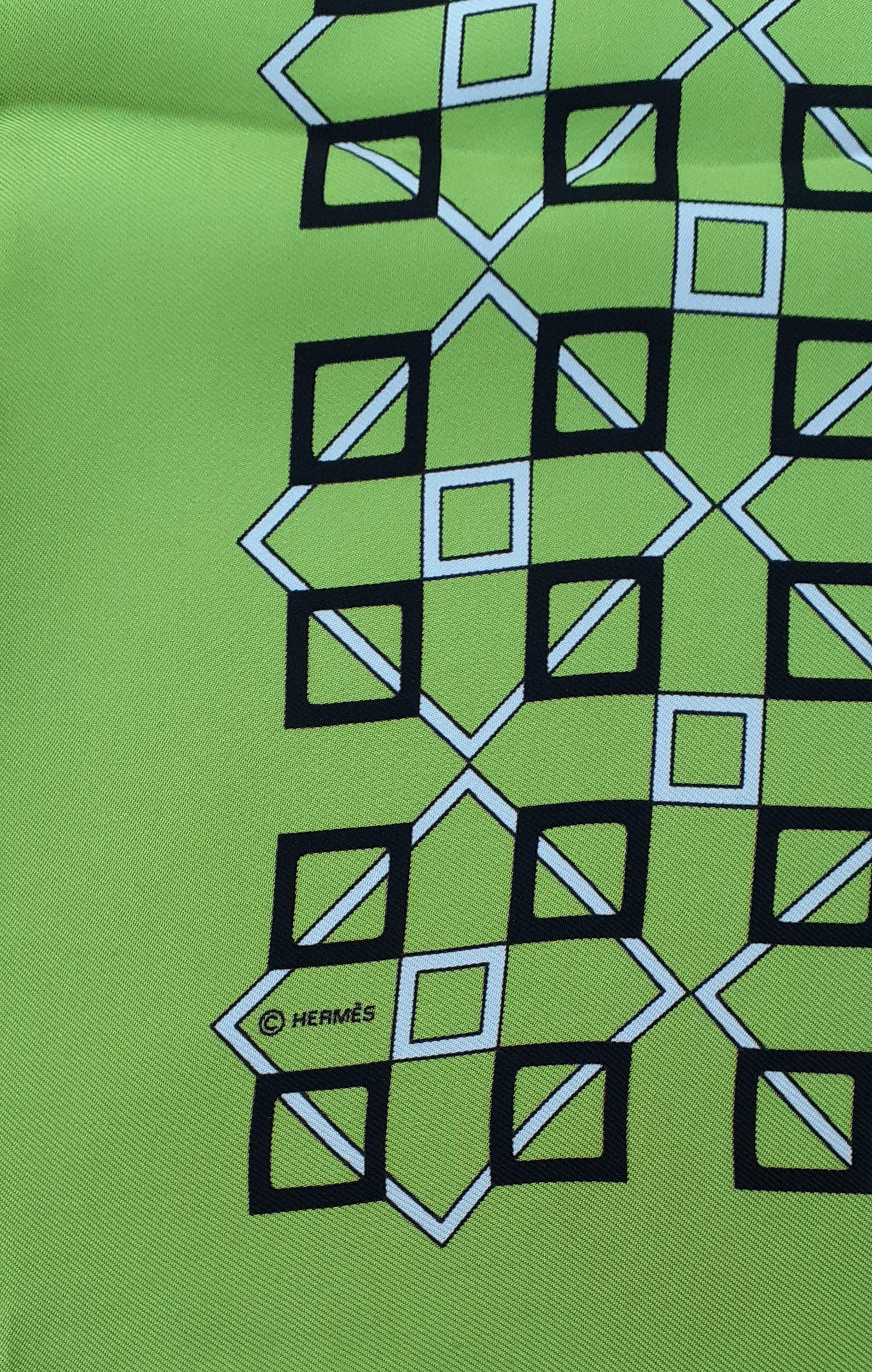 Hermès - Foulard en soie imprimé géométrique vert, blanc, noir 26''. en vente 2
