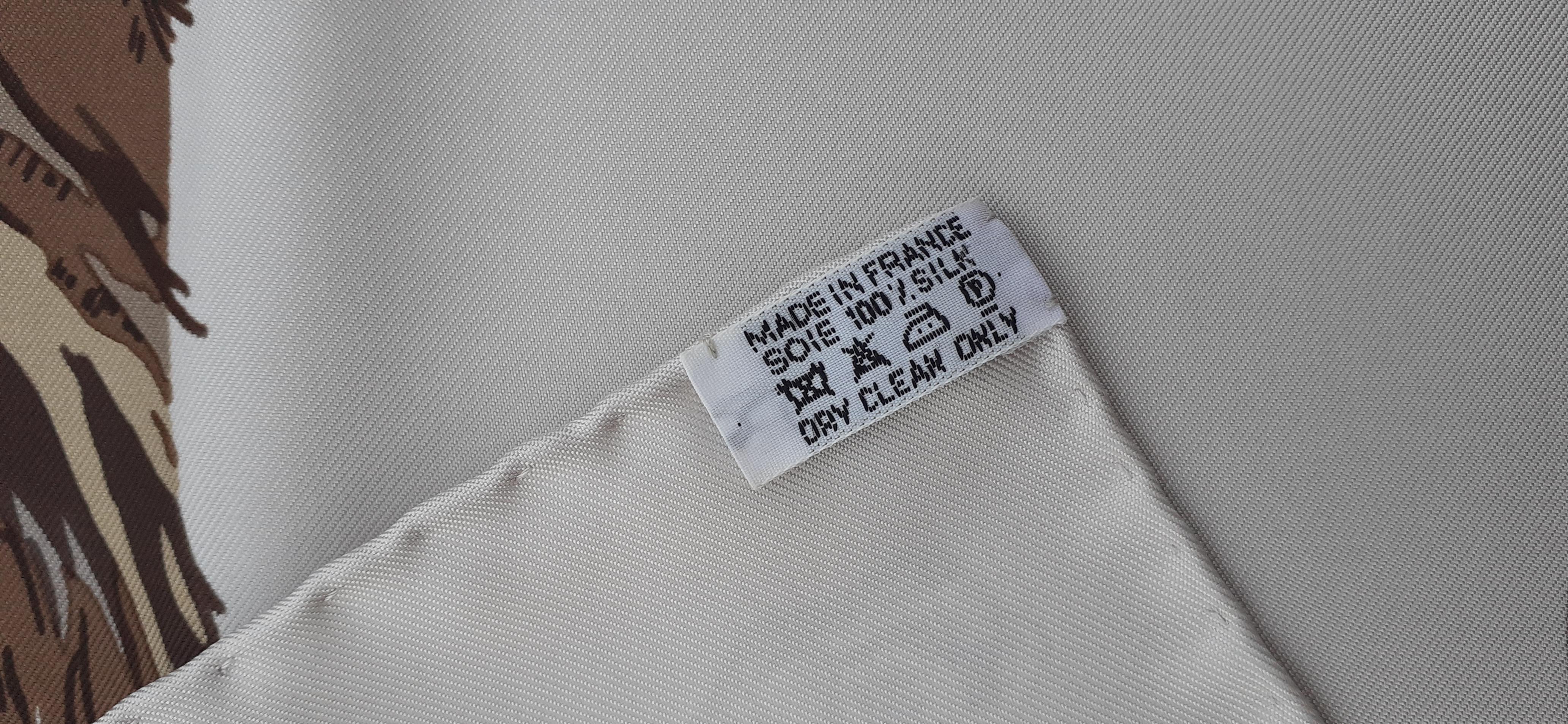 Écharpe en soie Hermès Guépards Robert Dallet Cendre Gris 90 cm en vente 7