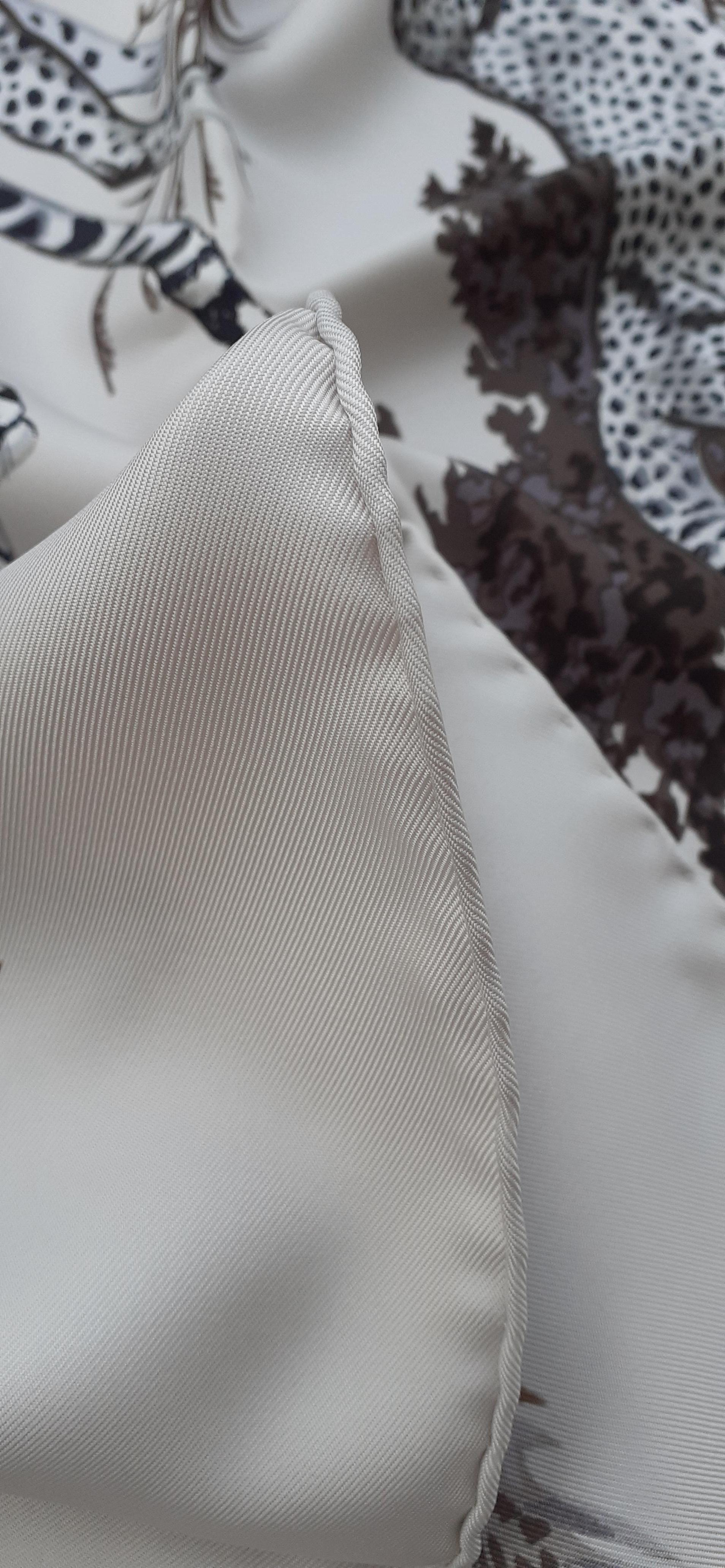 Hermès Silk Scarf Guépards Cheetahs Robert Dallet Cendre Gris 90 cm For Sale 8