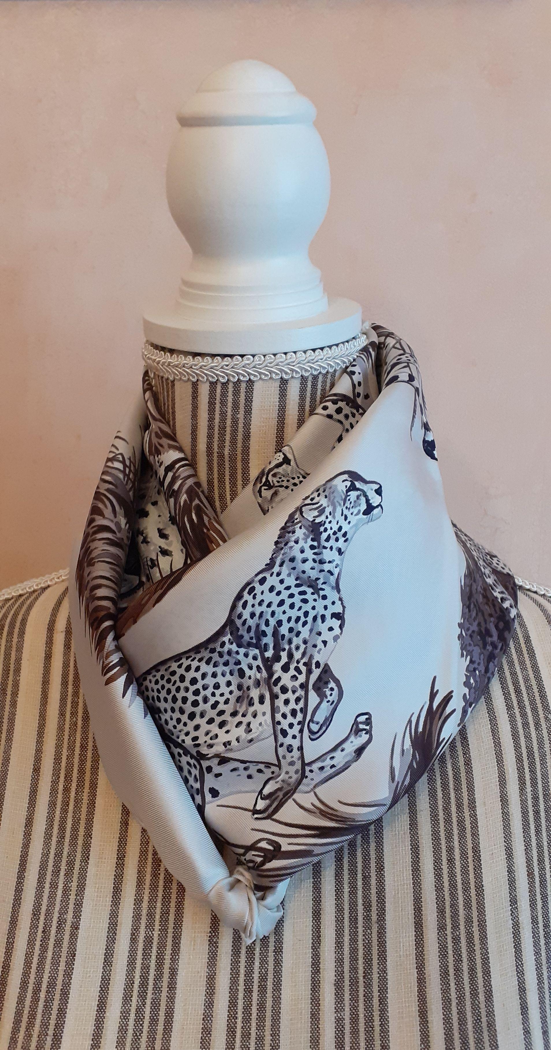 Hermès Silk Scarf Guépards Cheetahs Robert Dallet Cendre Gris 90 cm For Sale 11