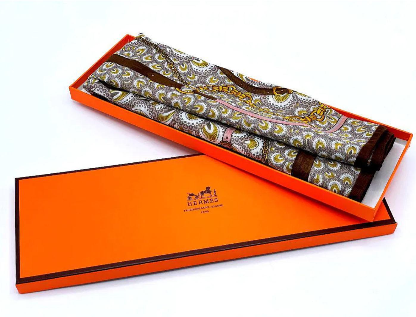 Postmoderne Foulard en soie Hermès dans sa boîte d'origine des années 1970, France en vente