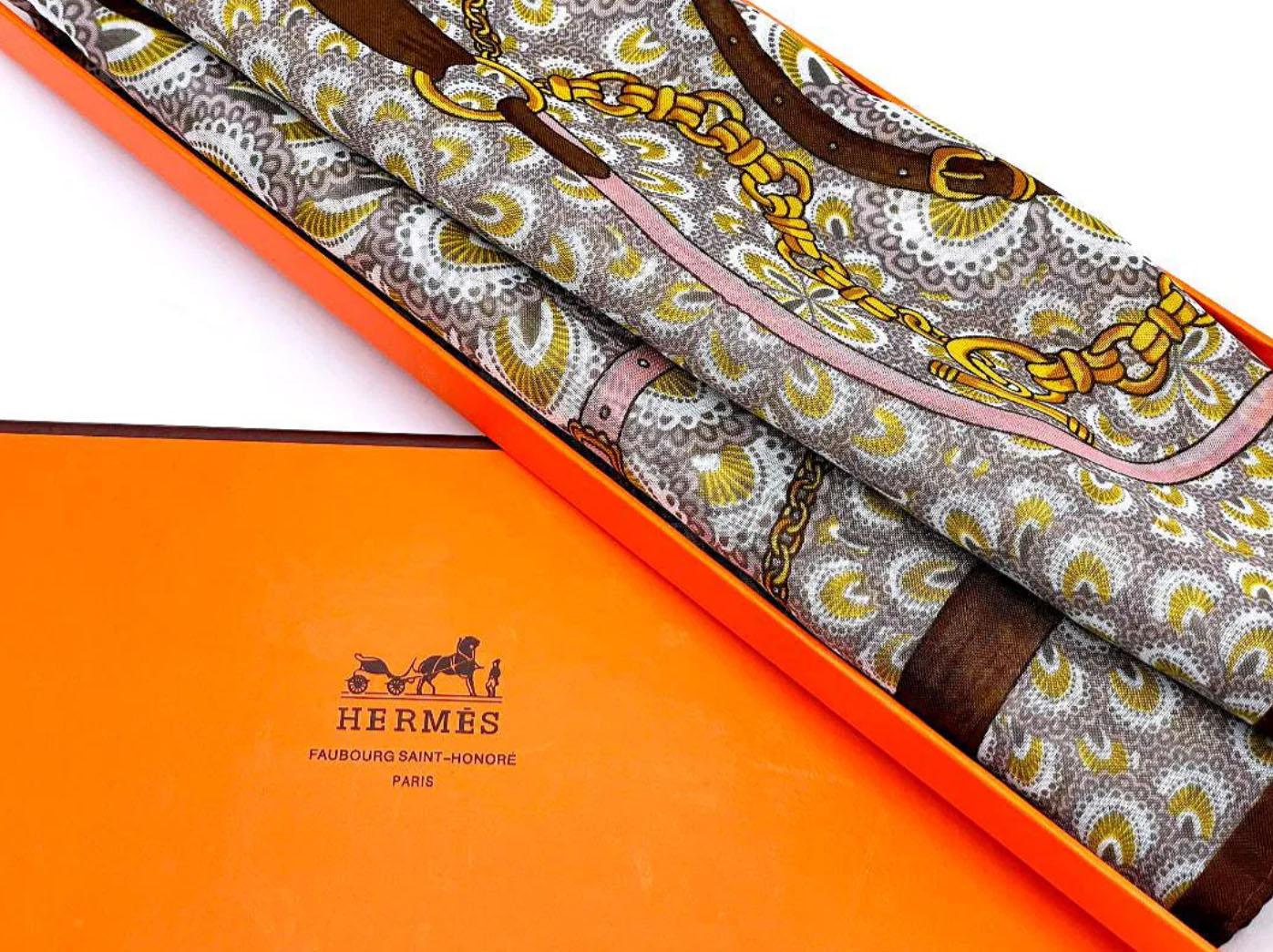 Français Foulard en soie Hermès dans sa boîte d'origine des années 1970, France en vente