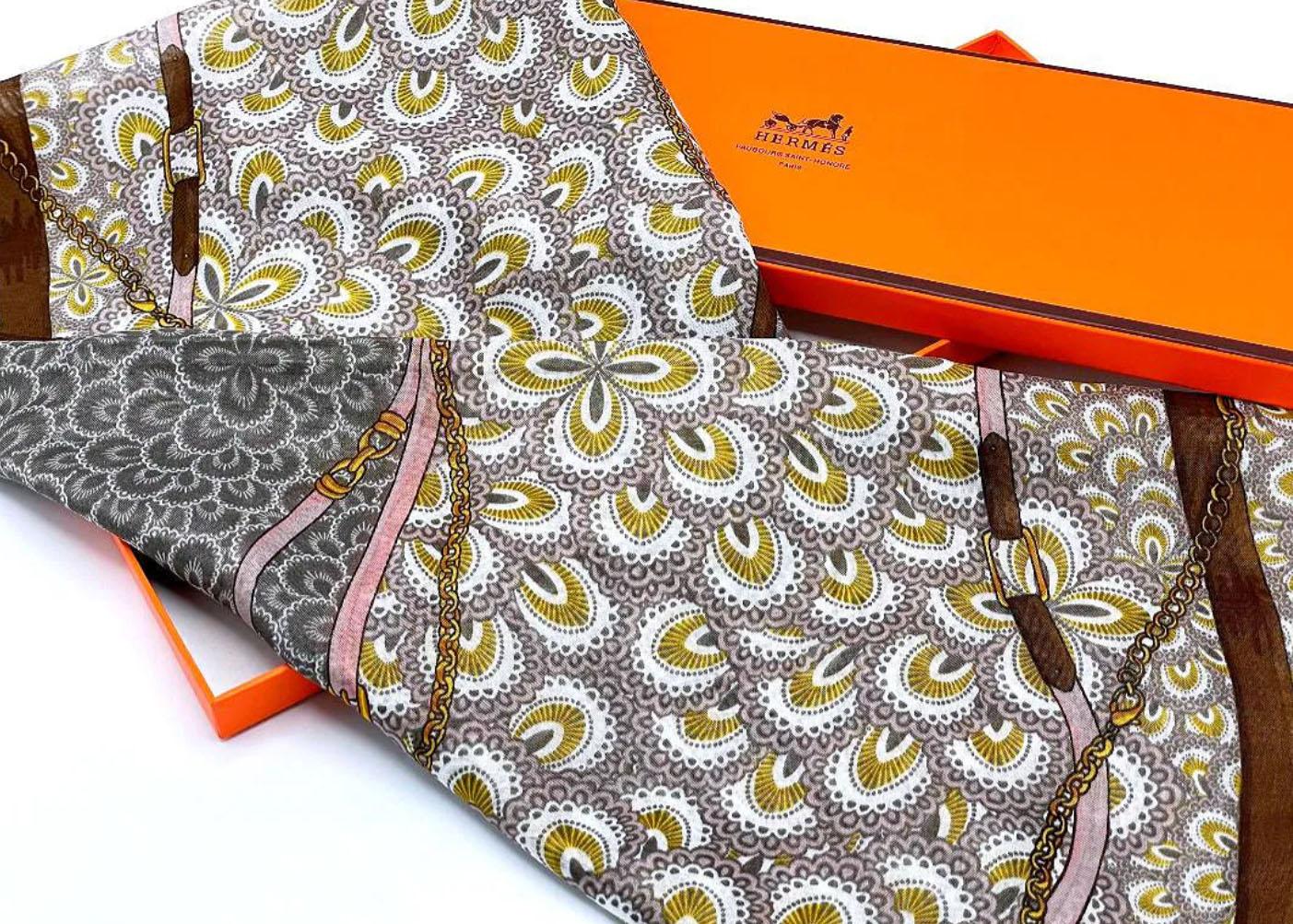 Fait main Foulard en soie Hermès dans sa boîte d'origine des années 1970, France en vente