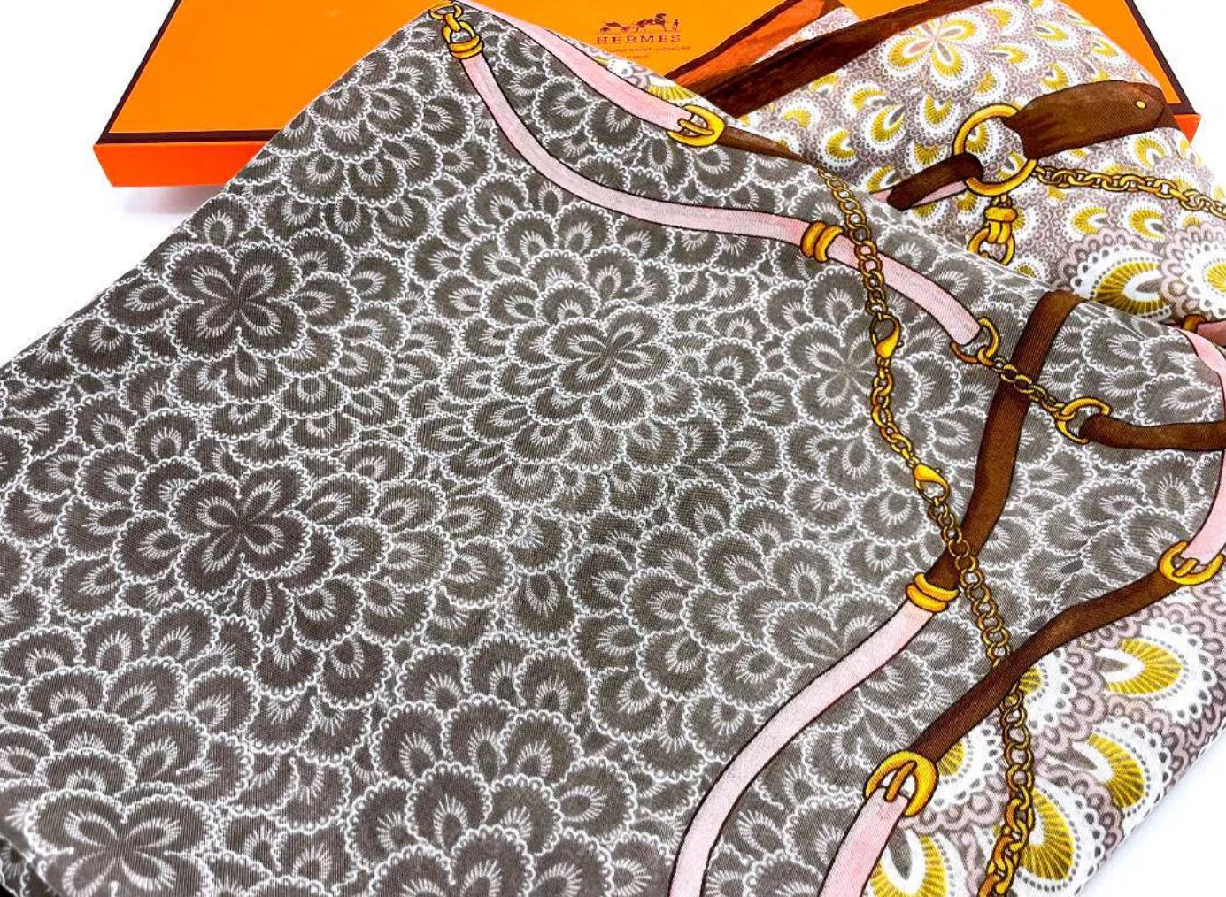 Foulard en soie Hermès dans sa boîte d'origine des années 1970, France Bon état - En vente à Autonomous City Buenos Aires, CABA