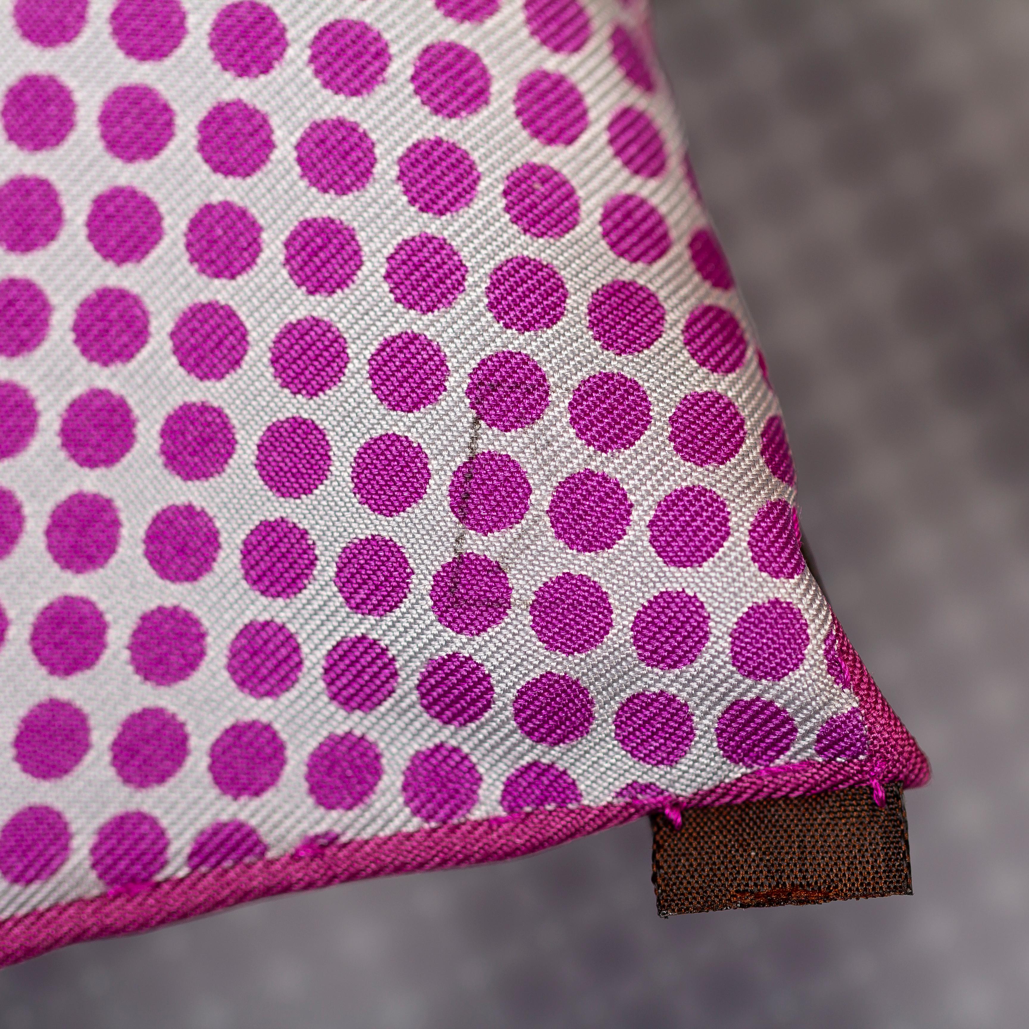 Echarpe en soie Hermes Le Saut H - Purple - New / Store Tag en vente 7