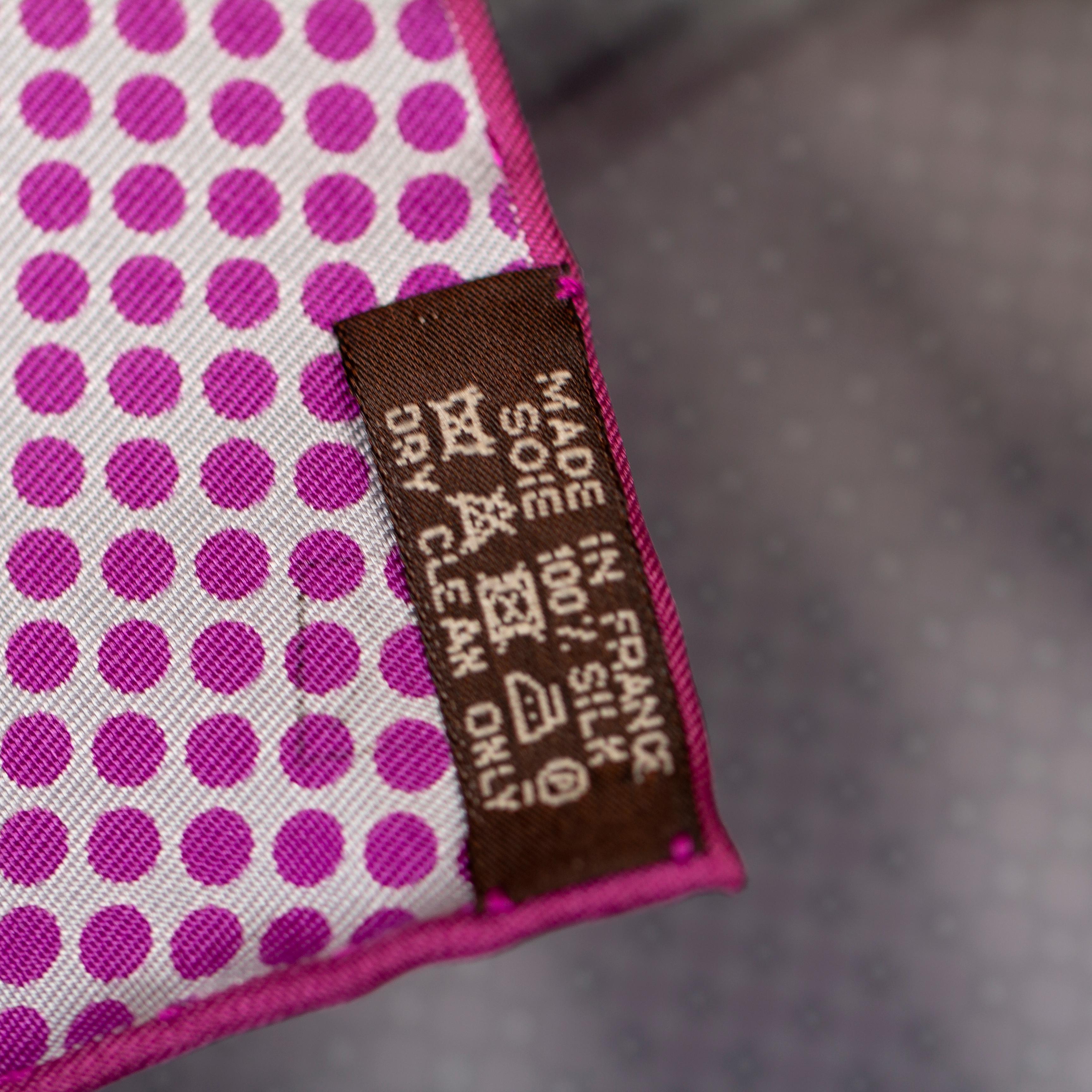 Le Saut H – Purple – NWCTS – 1912131349

Brand: Hermès
Type/Model: Scarf 90 Silk Twill
Artist: Cyrille Diatkine
Size: 90 cm x 90 cm / 35 in x 35 in
Color: Purple
Fabric: 100% Silk Twill, hand-rolled edges
Approx. Issue Date: 2016
Condition: New With