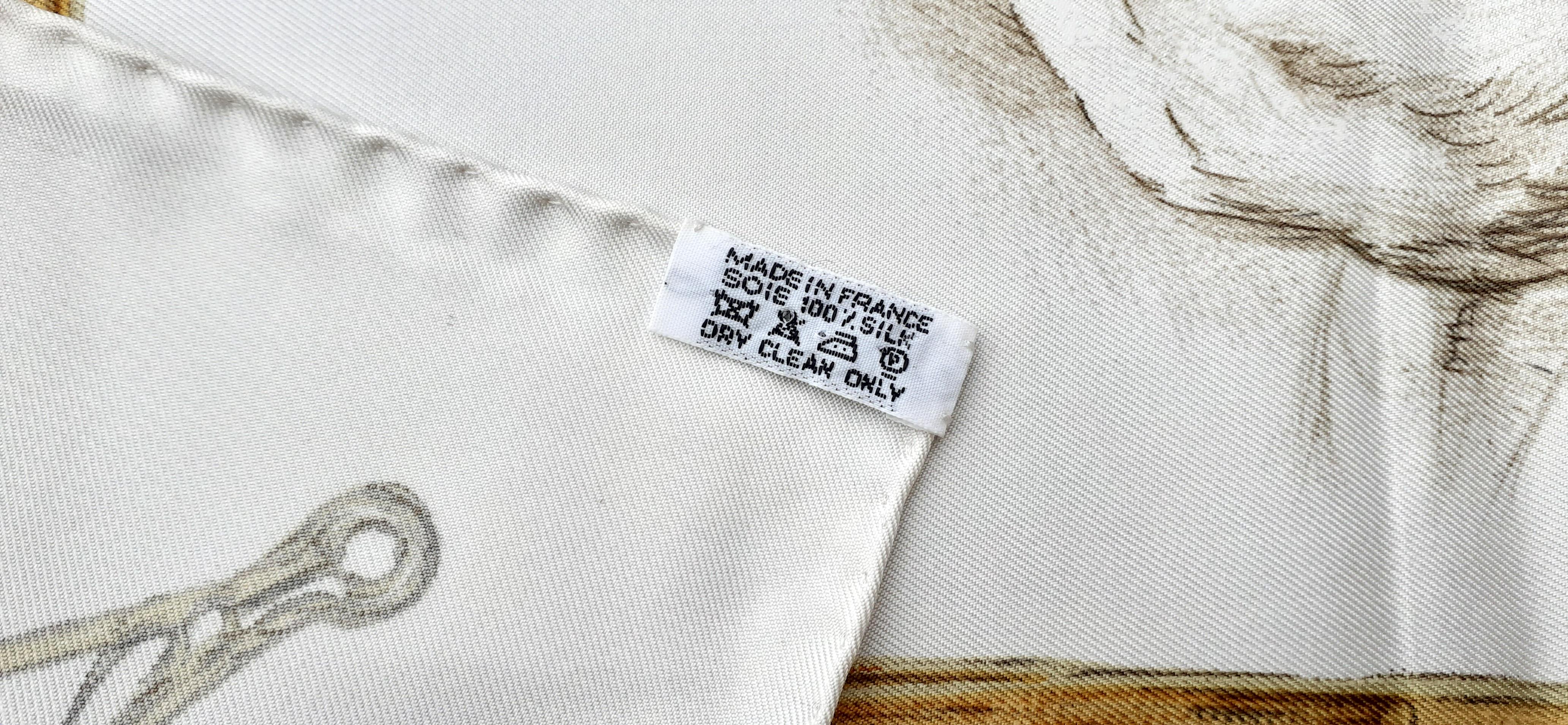 Hermès Foulard en Soie Les Lévrier Chiens Gris Xavier de Poret Or Blanc 90 cm 10