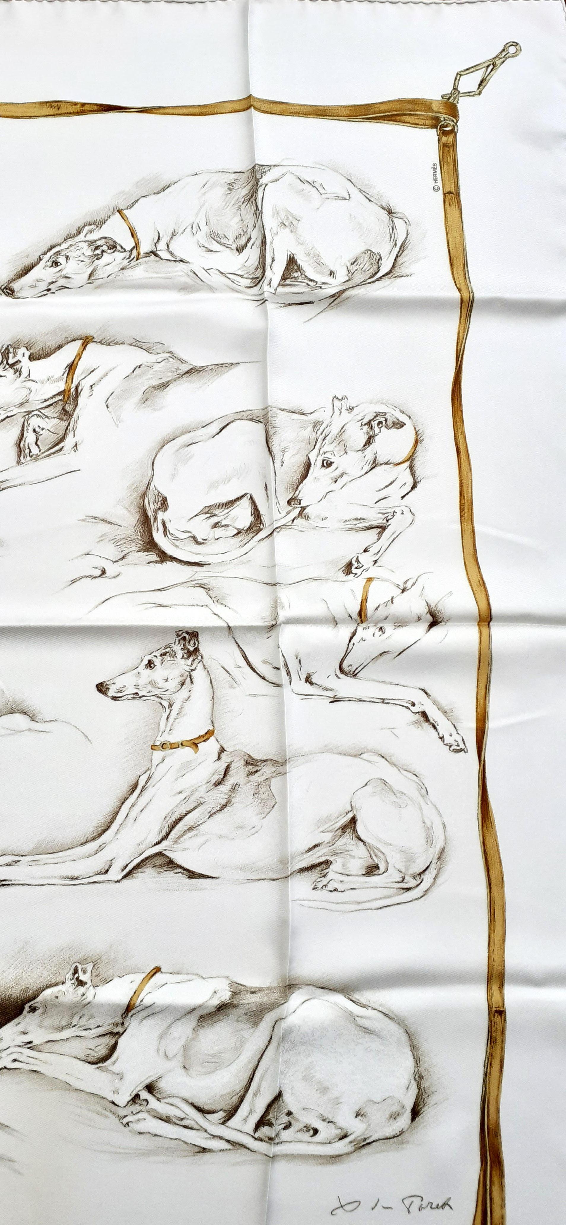 Foulard Hermès authentique absolument magnifique et rare
 
Pattern : Les Lévriers (Greyhounds Dogs)

Conçu par Xavier De Poret en 1970. Il s'agit d'une réédition

Fabriqué en France

Fait de 100% soie

Colorways : Blanc:: brun:: or

