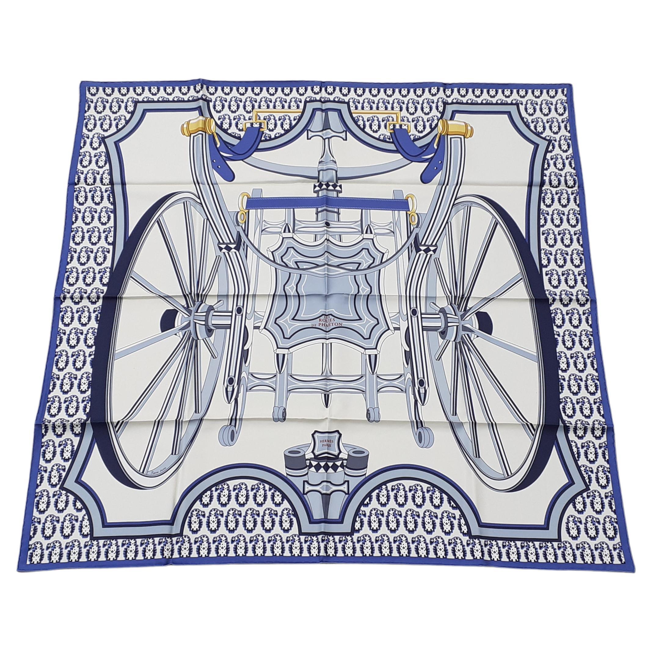 Écharpe en soie Hermès Les Roues de Phaéton Bleu ivoire 90 cm en vente