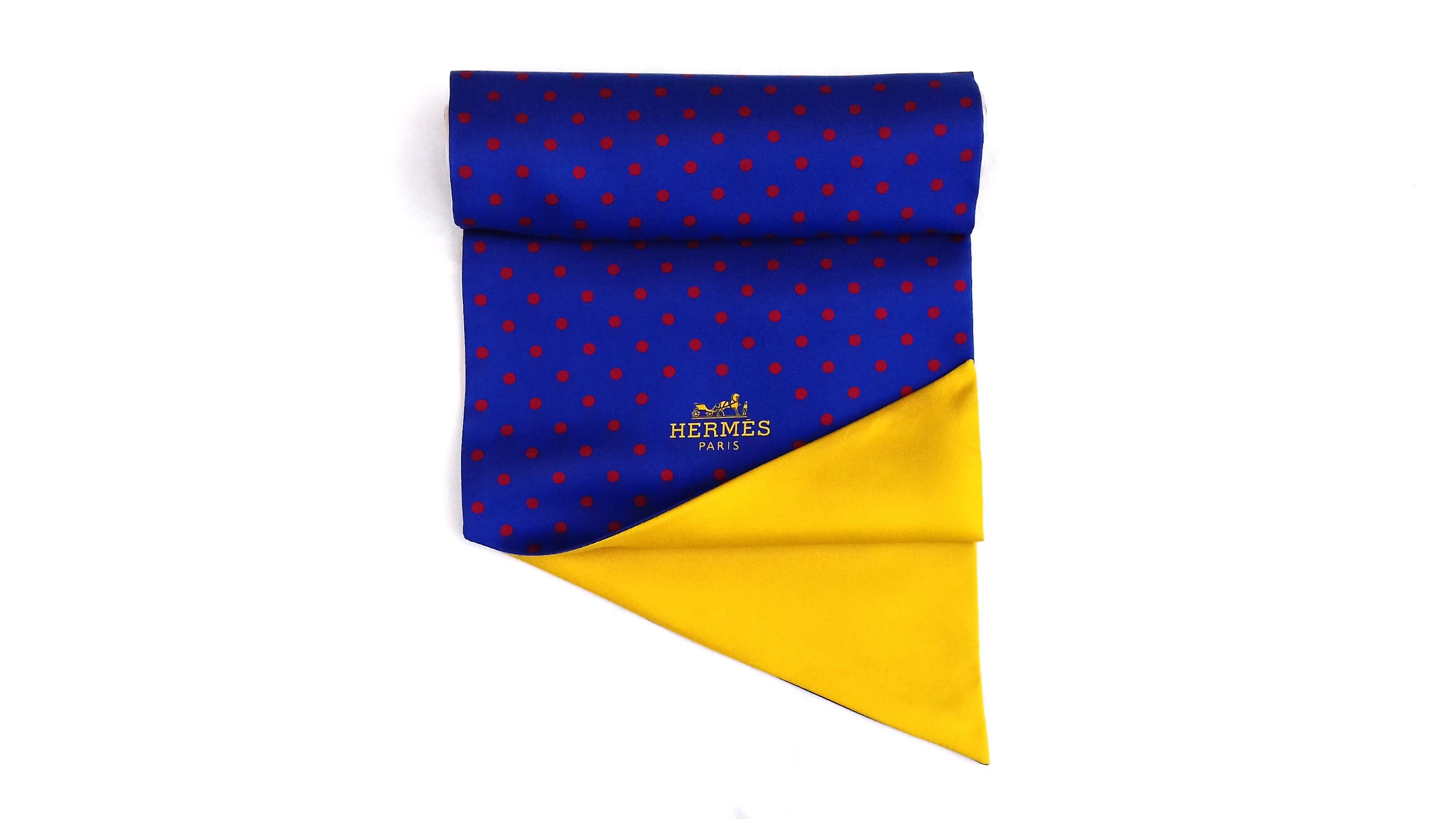 Violet Foulard en soie Hermès Maxi Twilly Cut Lettres et Pois Purple Yellow Vanille 157 cm en vente