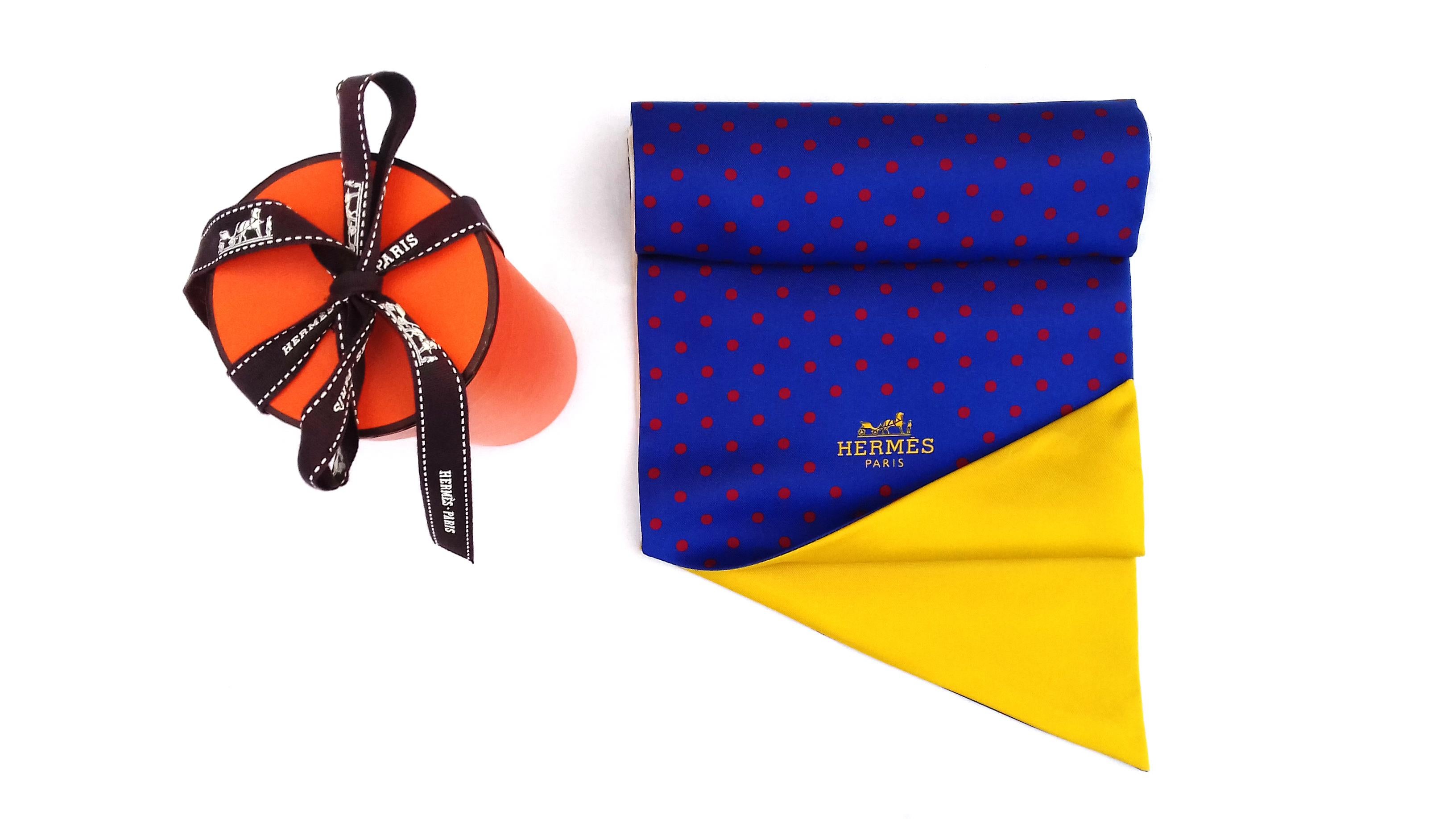 Foulard en soie Hermès Maxi Twilly Cut Lettres et Pois Purple Yellow Vanille 157 cm Pour femmes en vente
