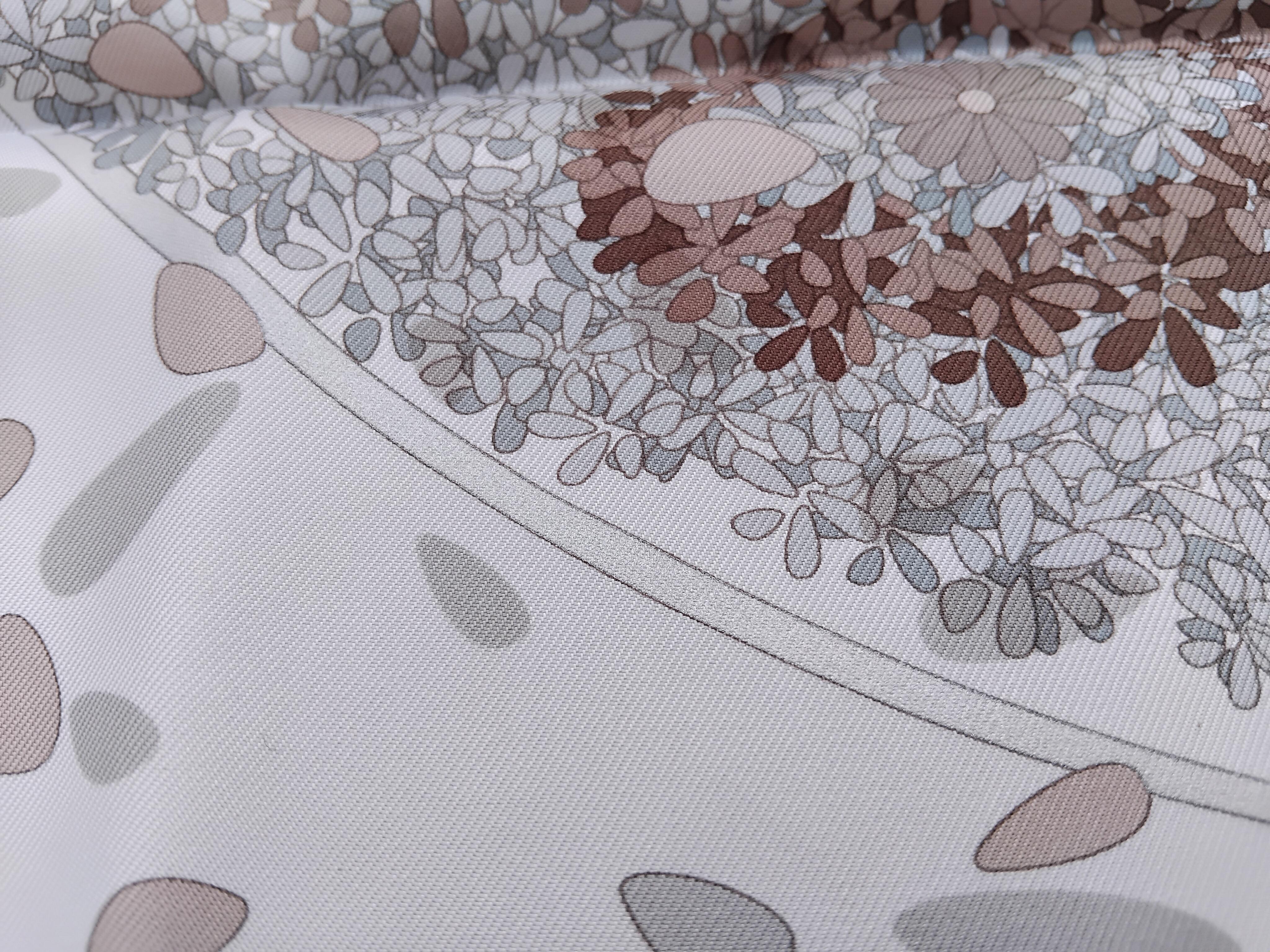 Hermès Silk Scarf Offrandes d'un jour Rybaltchenko Blanc Sepia Marron 90 cm For Sale 8