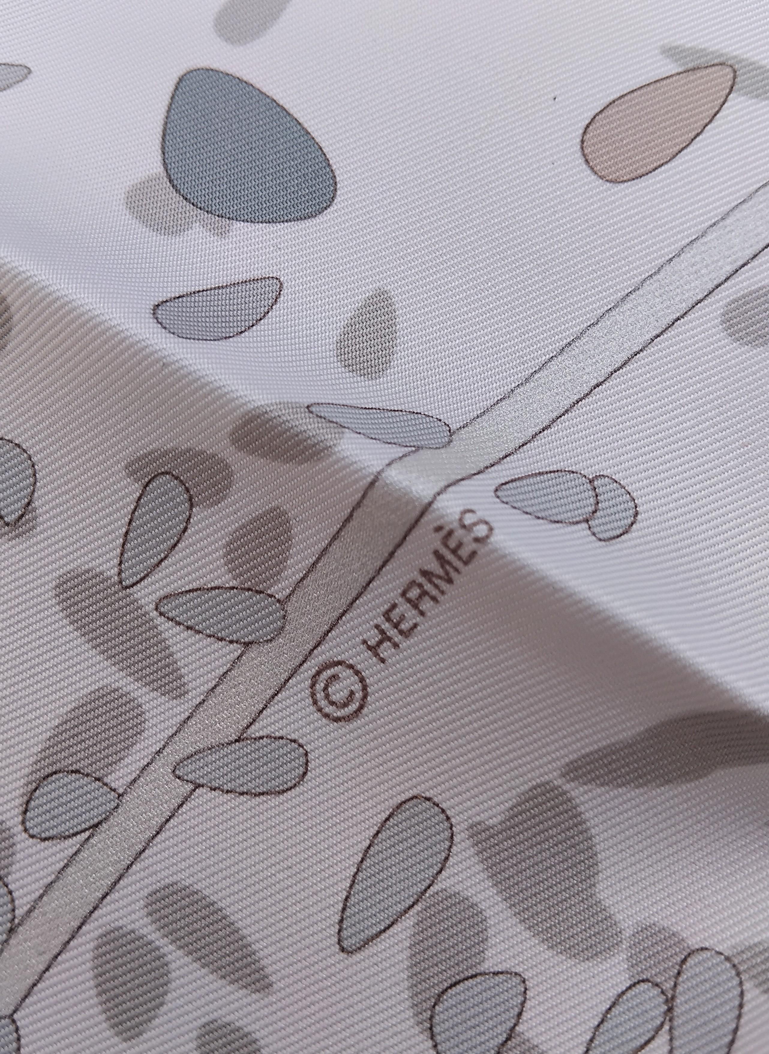Hermès Silk Scarf Offrandes d'un jour Rybaltchenko Blanc Sepia Marron 90 cm For Sale 9