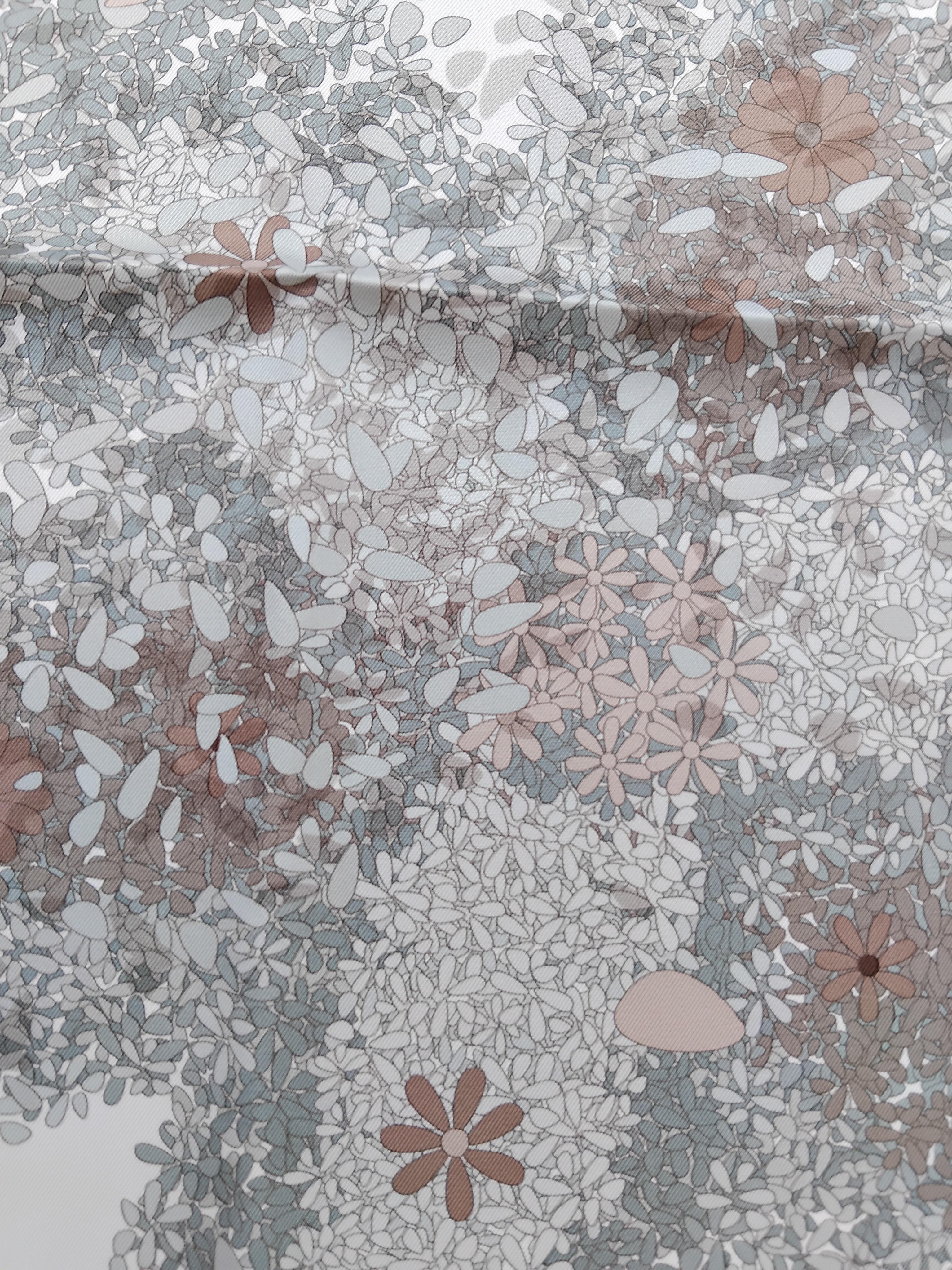 Women's Hermès Silk Scarf Offrandes d'un jour Rybaltchenko Blanc Sepia Marron 90 cm For Sale