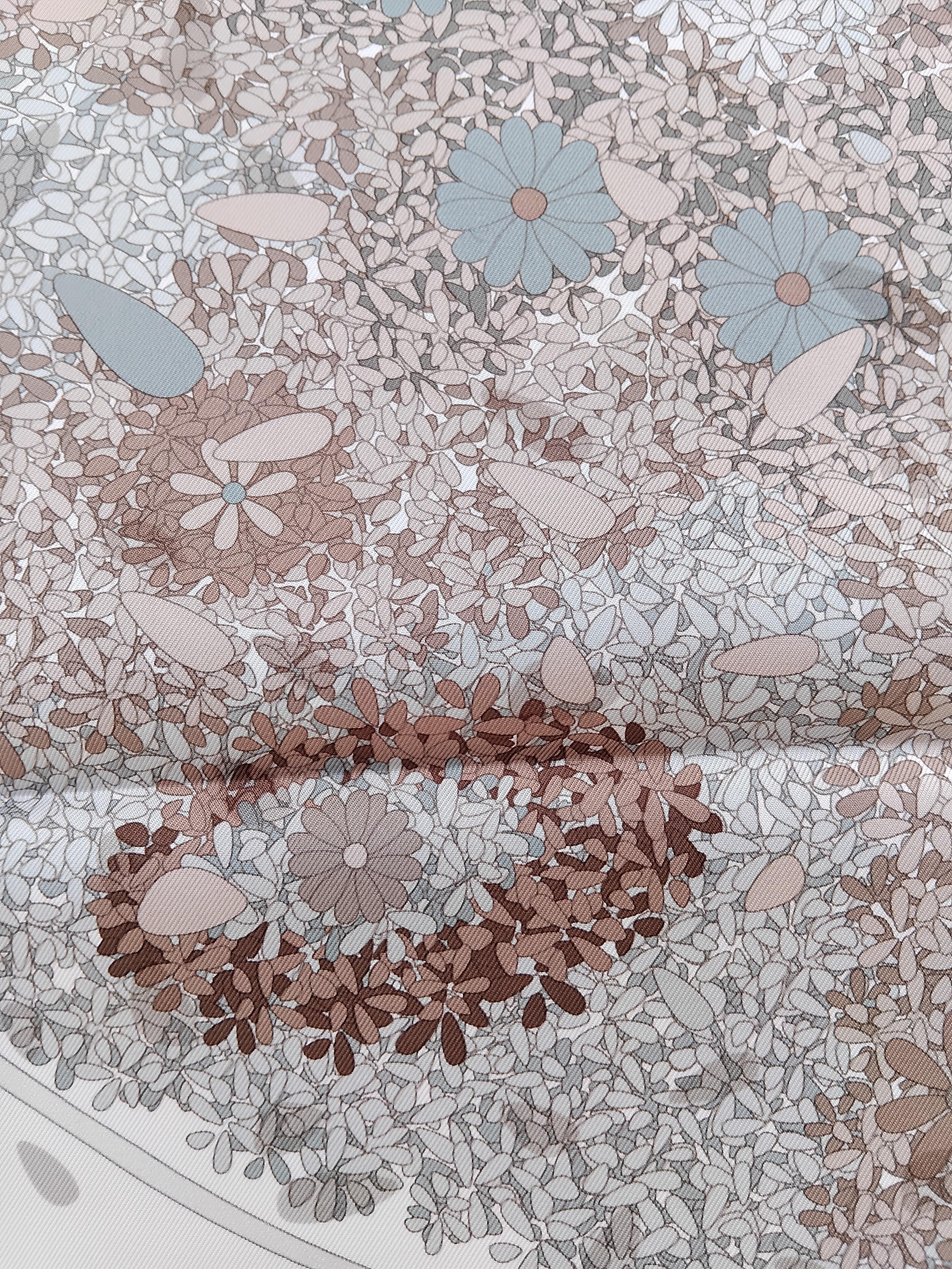 Hermès Silk Scarf Offrandes d'un jour Rybaltchenko Blanc Sepia Marron 90 cm For Sale 4