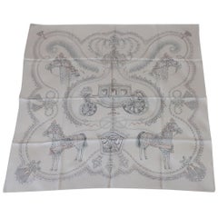 Hermès Seidenschal Paperoles Horses Claudia Mayr Crème Vert de Gris 90 cm